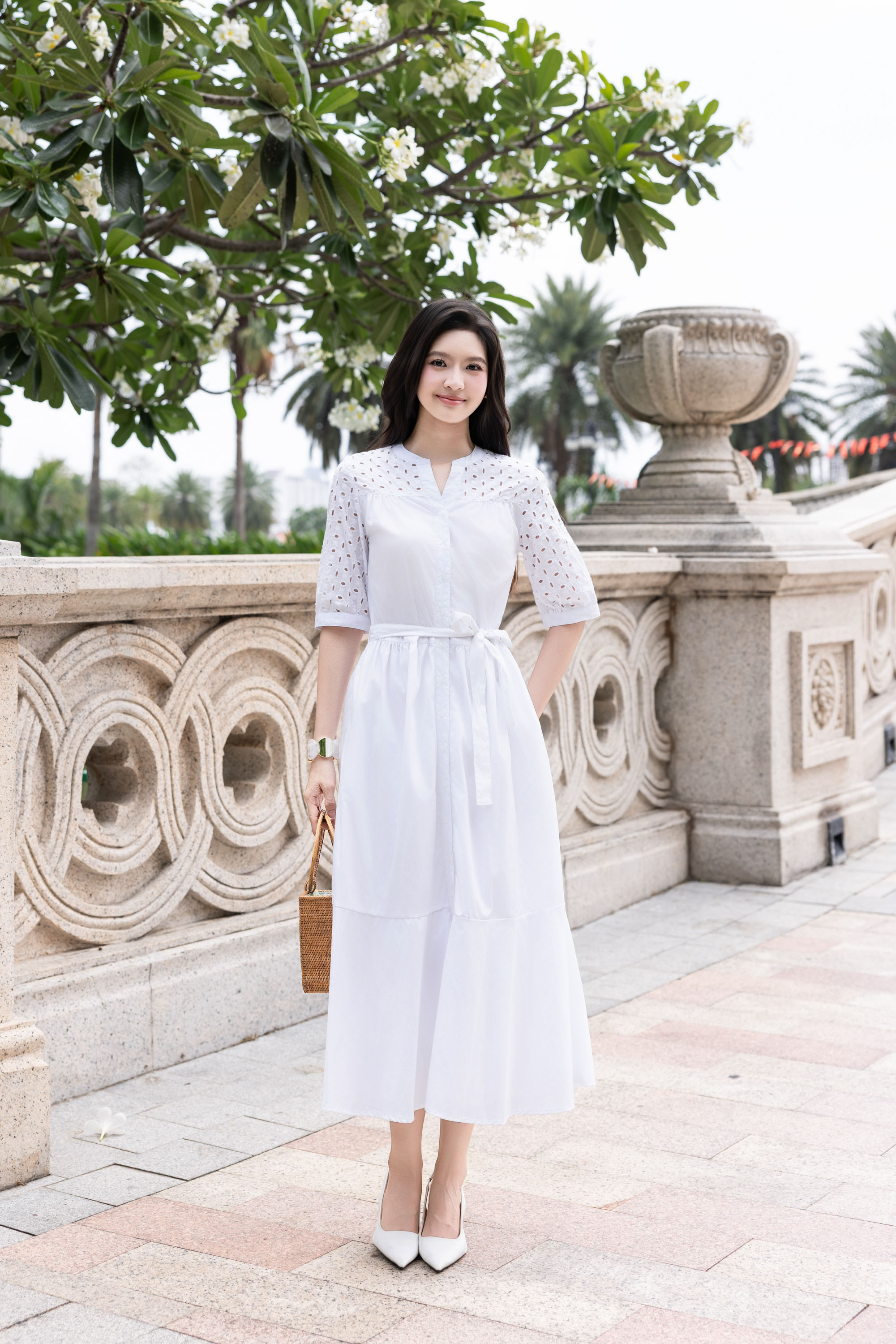 SWANLAKE | Váy Đầm Nữ Maxi Suông Cổ Trụ Cài Nút Cotton Phối Ren Dây Thắt Eo Tay Lỡ Công Sở D12821LW01