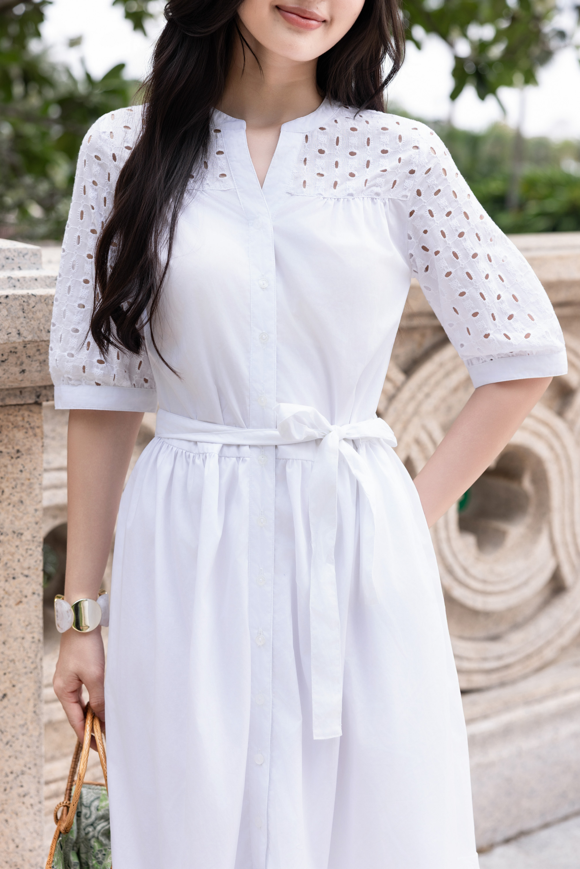 SWANLAKE | Váy Đầm Nữ Maxi Suông Cổ Trụ Cài Nút Cotton Phối Ren Dây Thắt Eo Tay Lỡ Công Sở D12821LW01