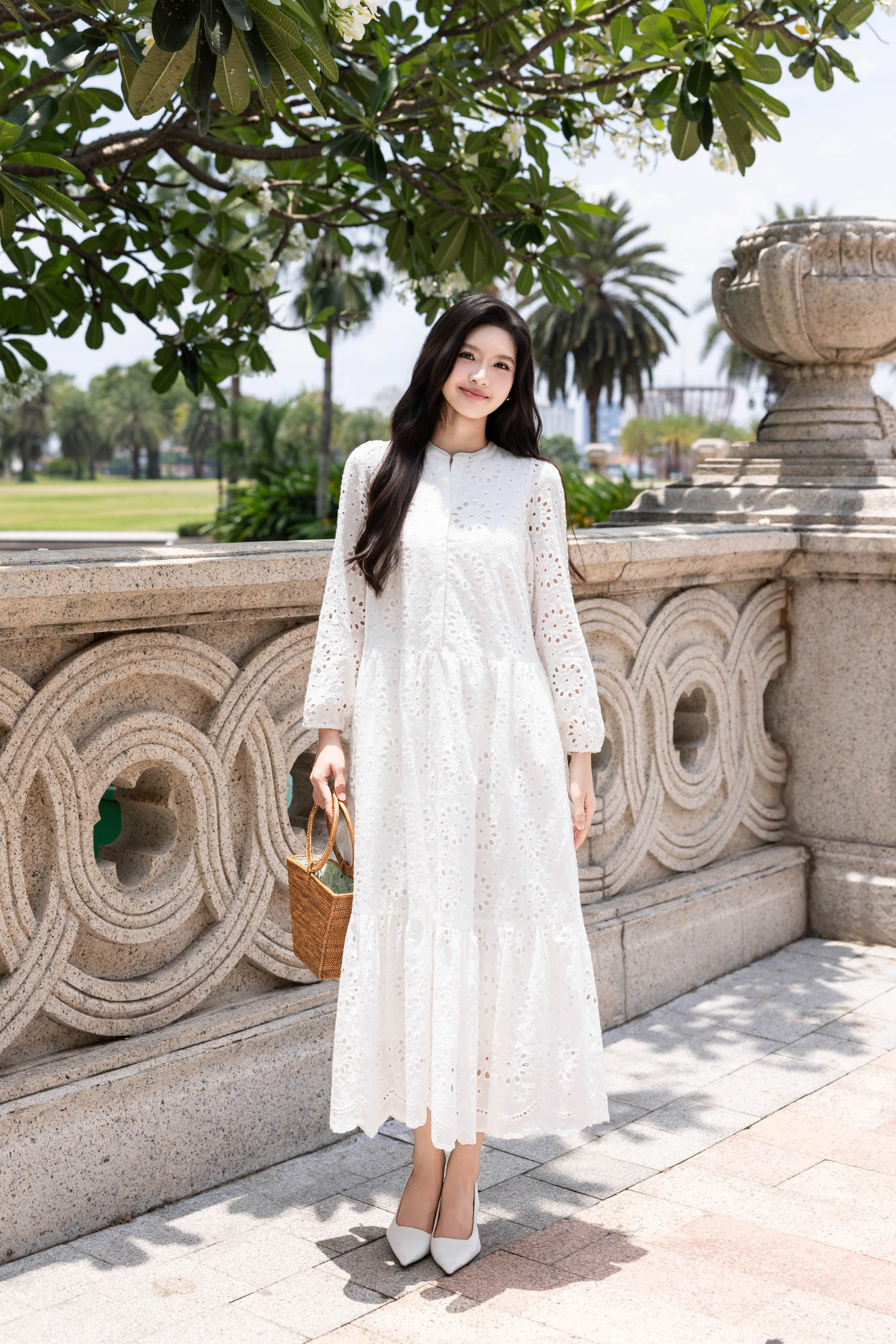 SWANLAKE | Váy Đầm Nữ Maxi Đuôi Cá Babydoll Cotton Thêu Đục Lỗ Trơn Cổ Trụ Cài Nút Tay Dài Hè D12394LW12