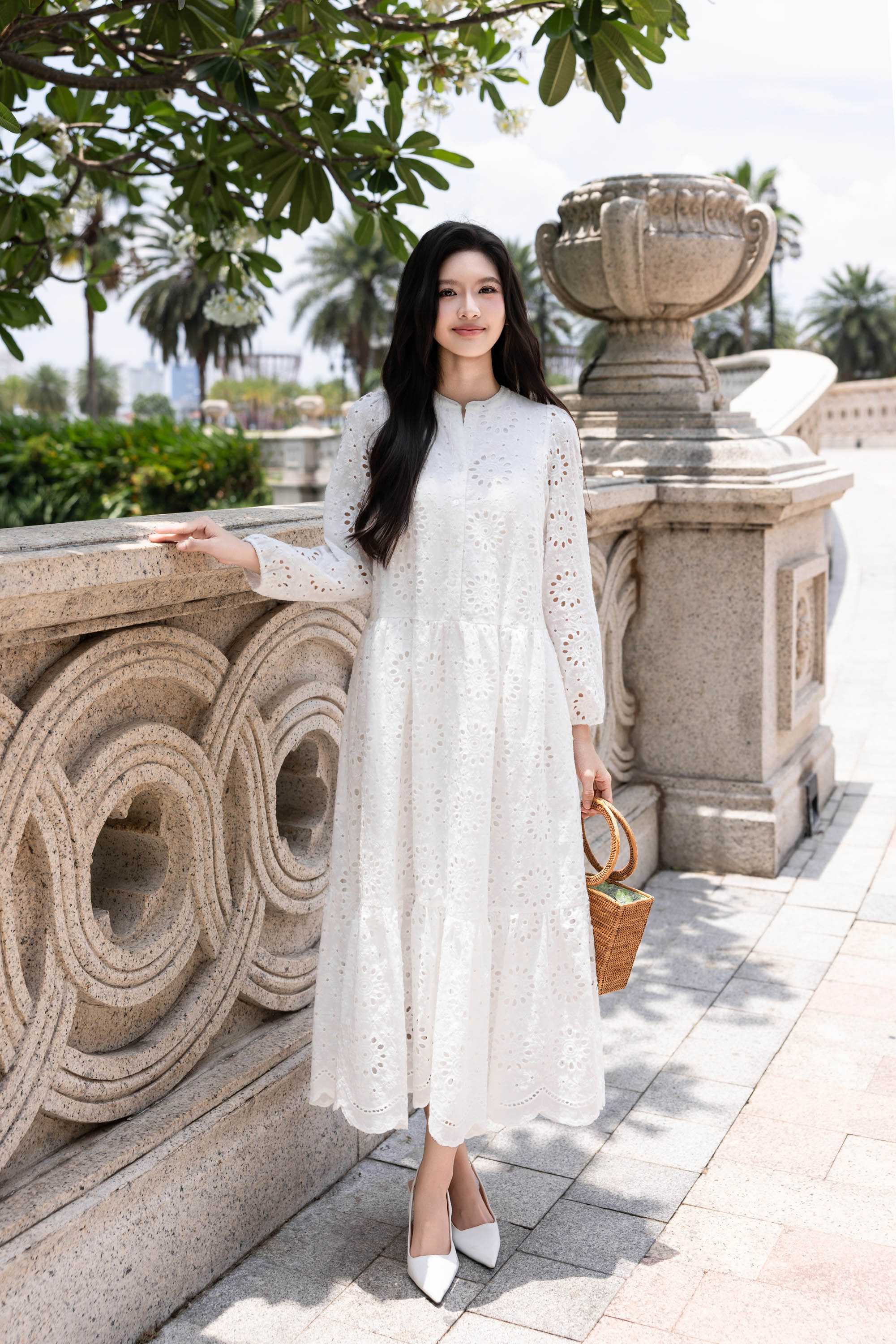 SWANLAKE | Váy Đầm Nữ Maxi Đuôi Cá Babydoll Cotton Thêu Đục Lỗ Trơn Cổ Trụ Cài Nút Tay Dài Hè D12394LW12