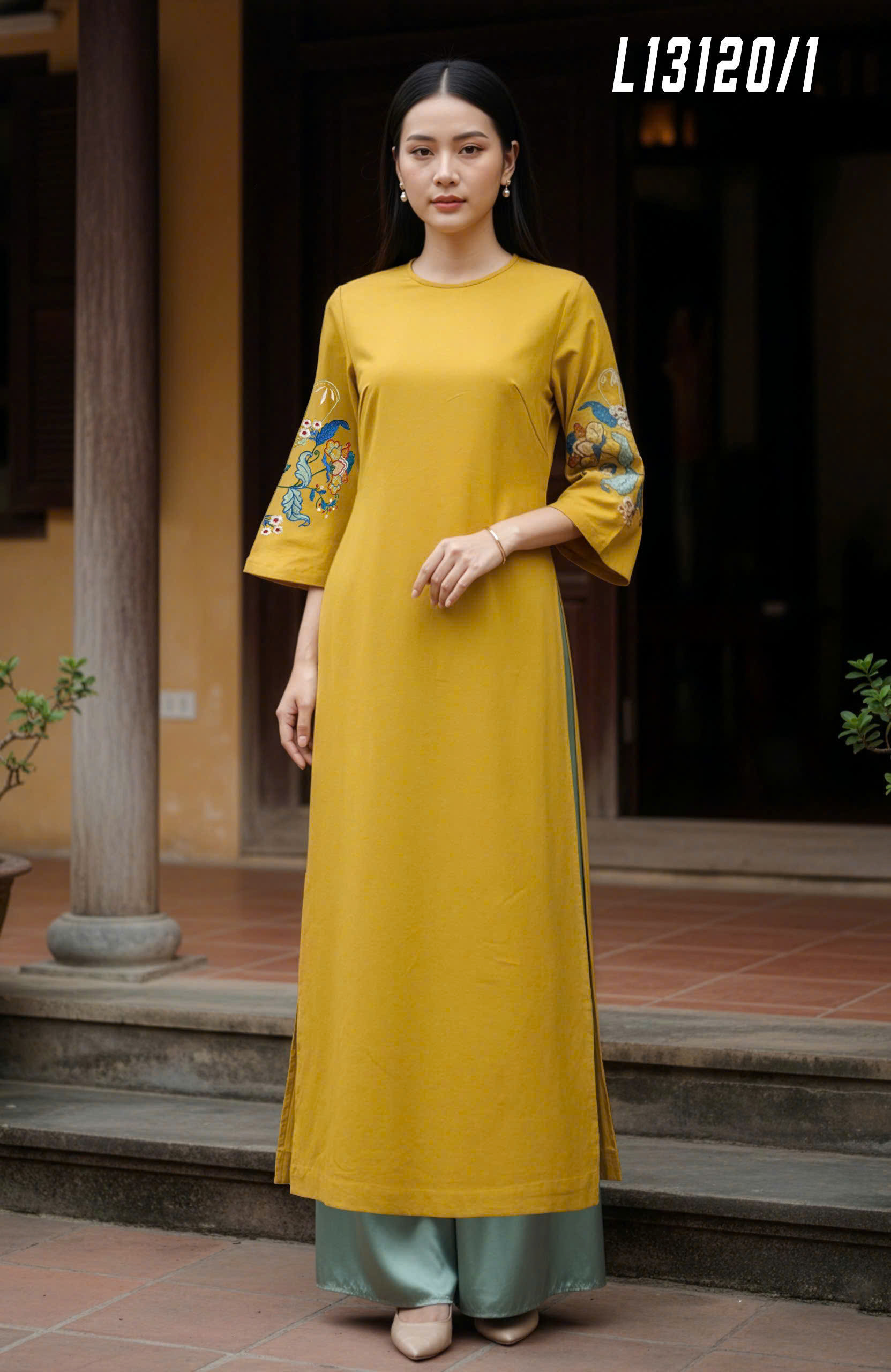 SWANLAKE | Áo Dài Cách Tân Nữ Phom Suông Cổ Tròn Chất Vải Linen Bột Thêu Hoa Tay Lỡ L13120LW01