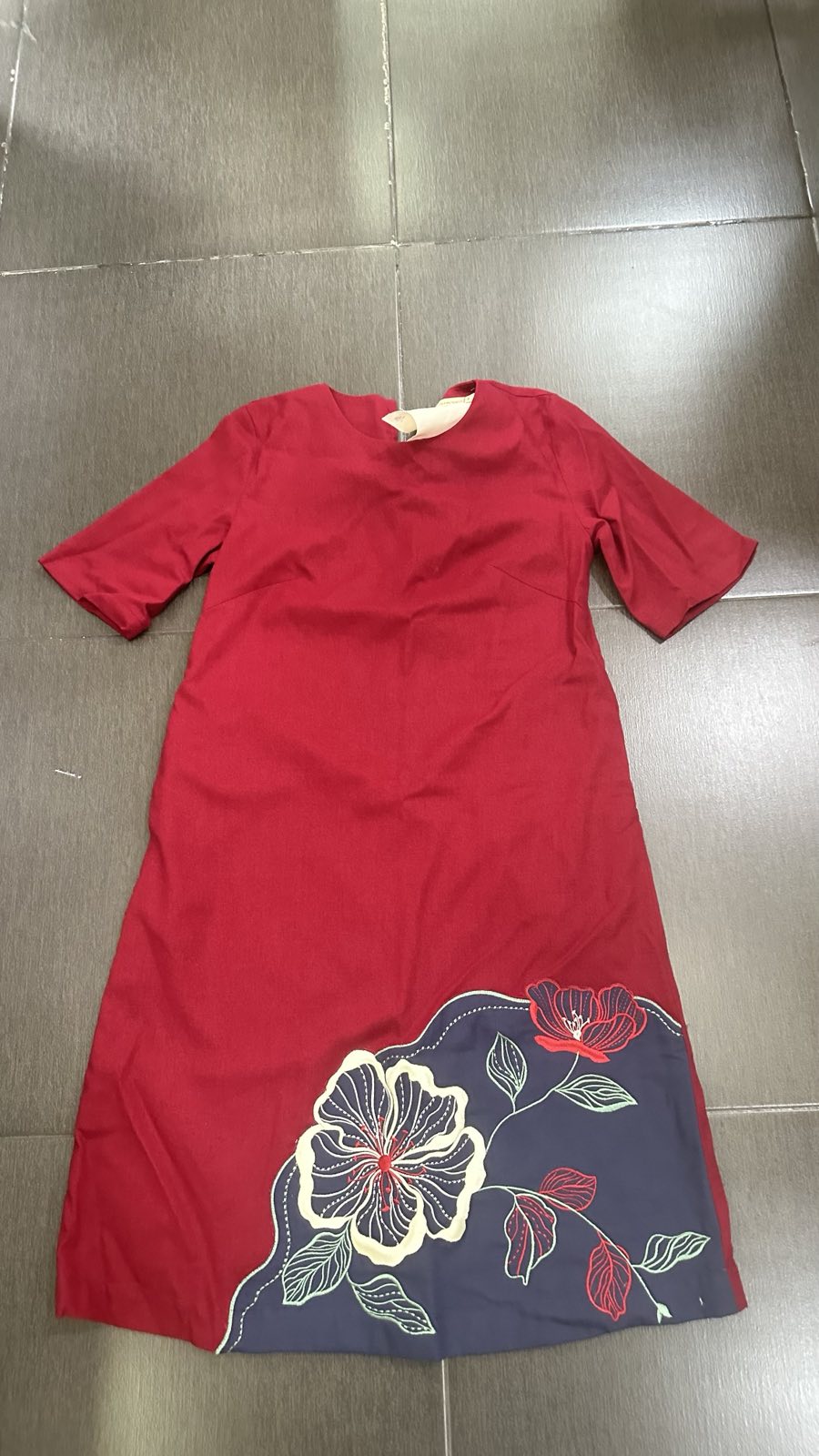 SWANLAKE | Váy Đầm Midi Nữ Phom Suông Cổ Tròn Tay Ngắn Thêu Hoa Chất Vải Linen Dạo Phố D13187LW01