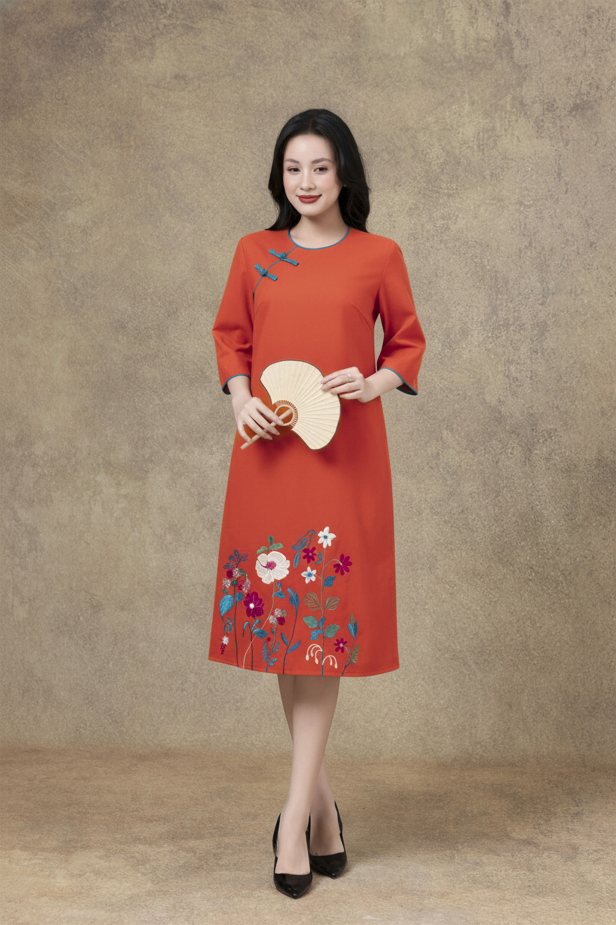 SWANLAKE | Váy Đầm Nữ Midi Suông Cổ Tròn Tay Lỡ Chất Vải Linen Thêu Hoa Cao Cấp Đi Tiệc D13228LW01