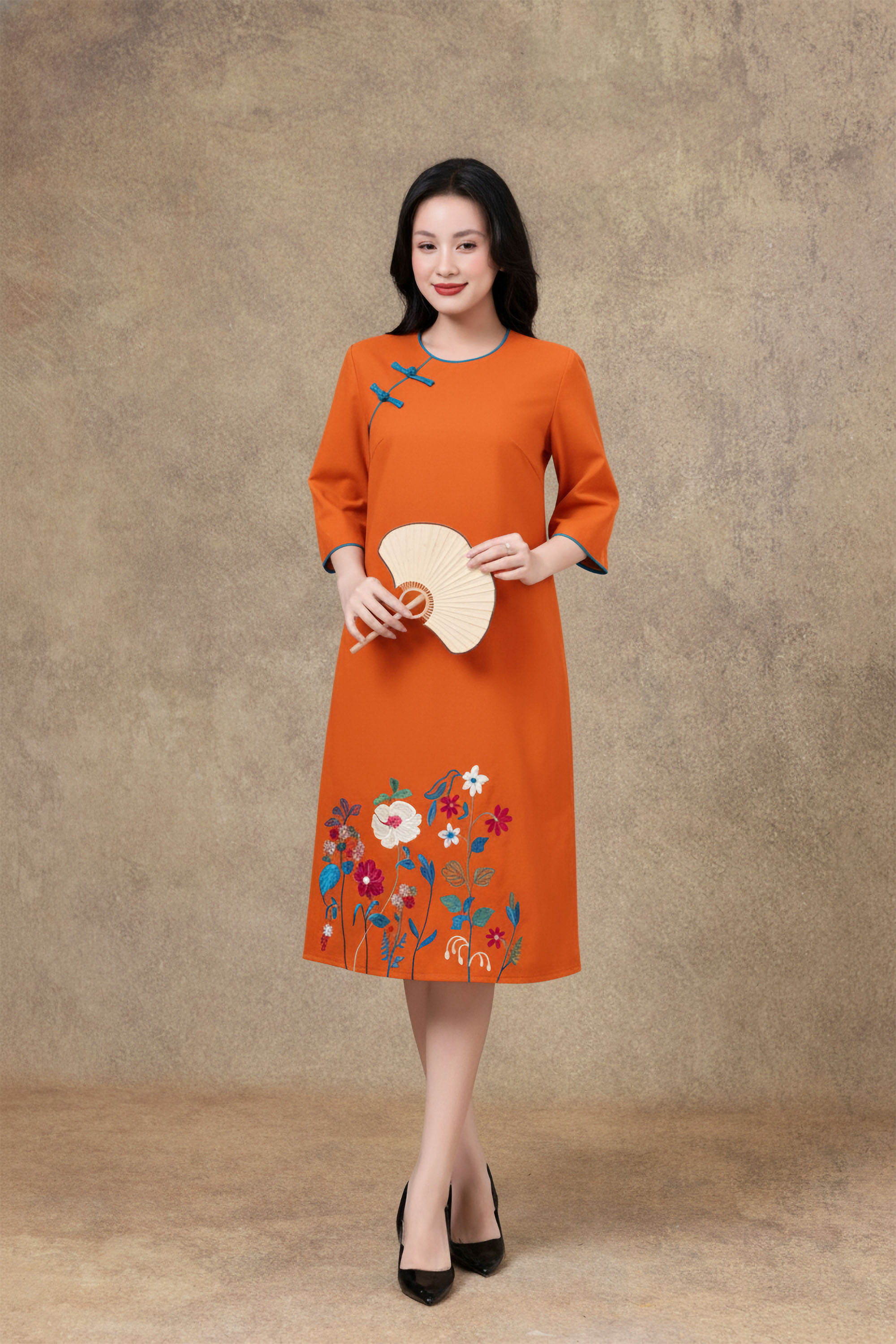 SWANLAKE | Váy Đầm Nữ Midi Suông Cổ Tròn Tay Lỡ Chất Vải Linen Thêu Hoa Cao Cấp Đi Tiệc D13228LW01