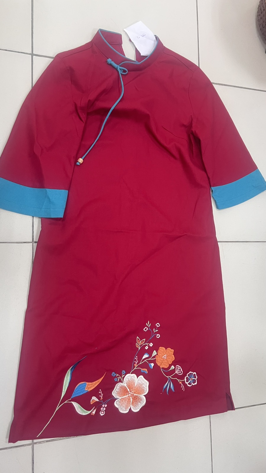 SWANLAKE | Váy Đầm Midi Nữ Phom Suông Cổ Tròn Tay Lỡ Thêu Hoa Chất Vải Linen Đi Tết Dự Tiệc D13232LW01