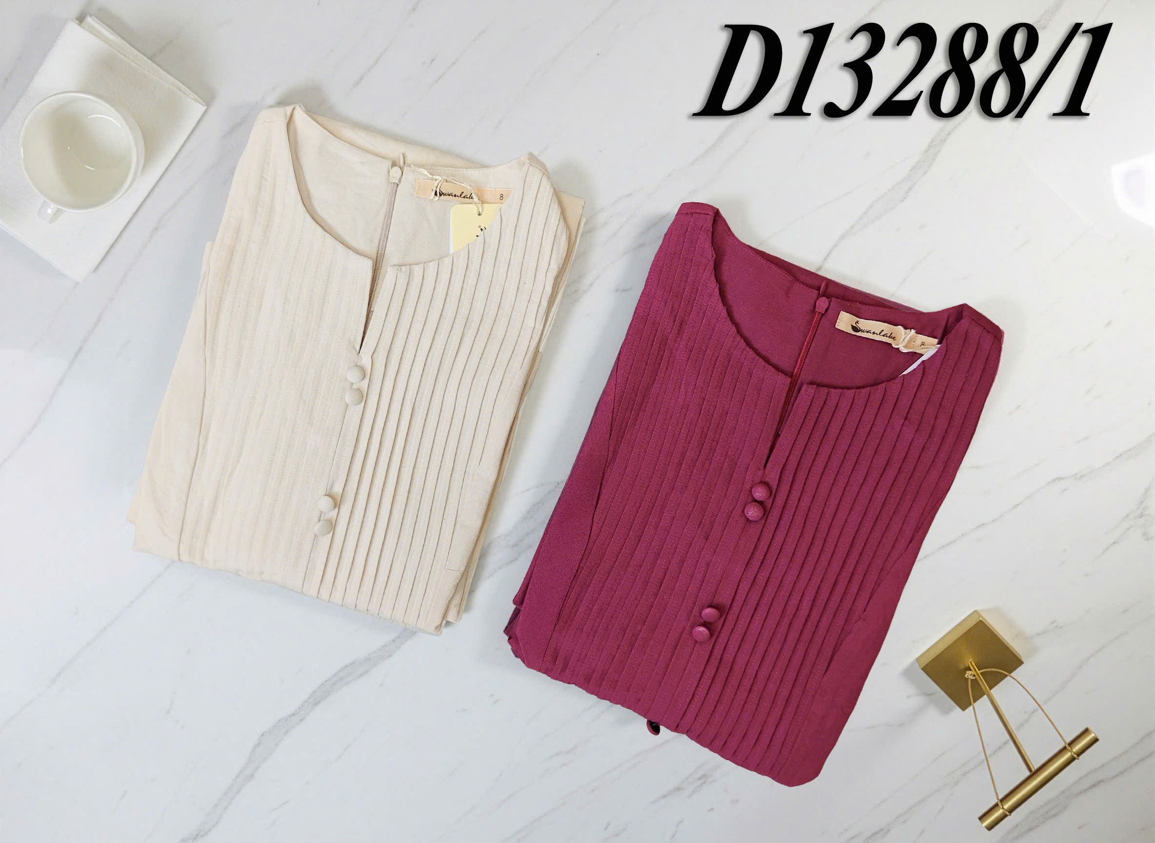 SWANLAKE | Váy Đầm Nữ Midi Cổ Chữ V Cài Nút Xếp Ly Vải Linen Tay Ngắn Thắt Eo Xẻ Tà Công Sở D13288LW01