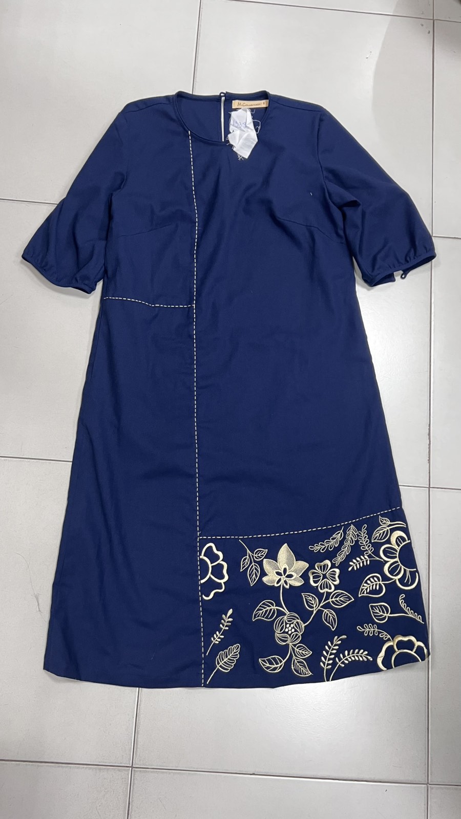 SWANLAKE | Váy Đầm Nữ Midi Suông Cổ Tròn Tay Lỡ Vải Linen Thêu Hoa Cao Cấp Công Sở Dạo Phố D13339LW01