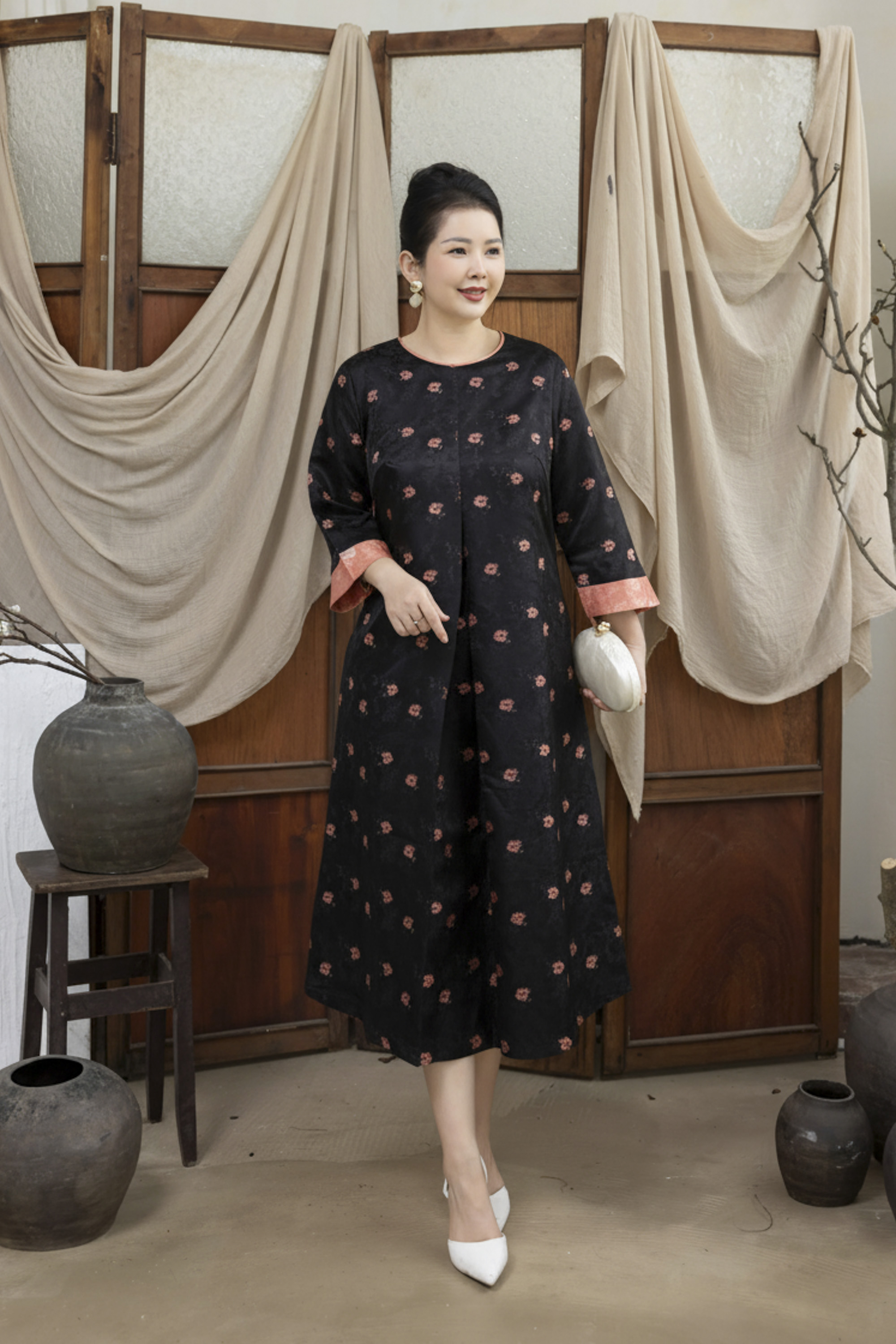 M COLLECTION | Váy Đầm Nữ Trung Niên Tặng Mẹ Cổ Tròn Vải Gấm Hoa Taffta Tay Dài Đi Tiệc D13372LW01