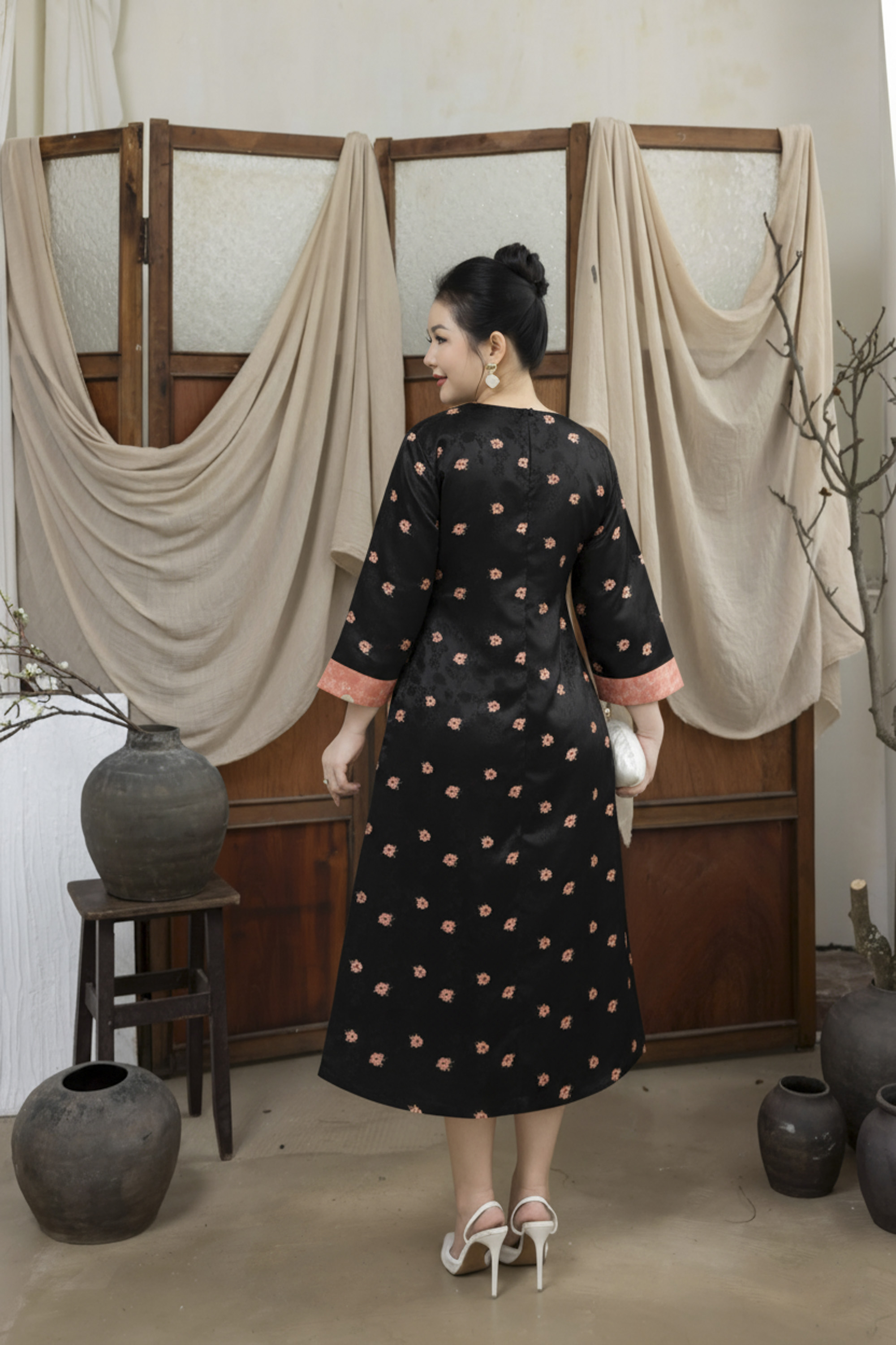 M COLLECTION | Váy Đầm Nữ Trung Niên Tặng Mẹ Cổ Tròn Vải Gấm Hoa Taffta Tay Dài Đi Tiệc D13372LW01