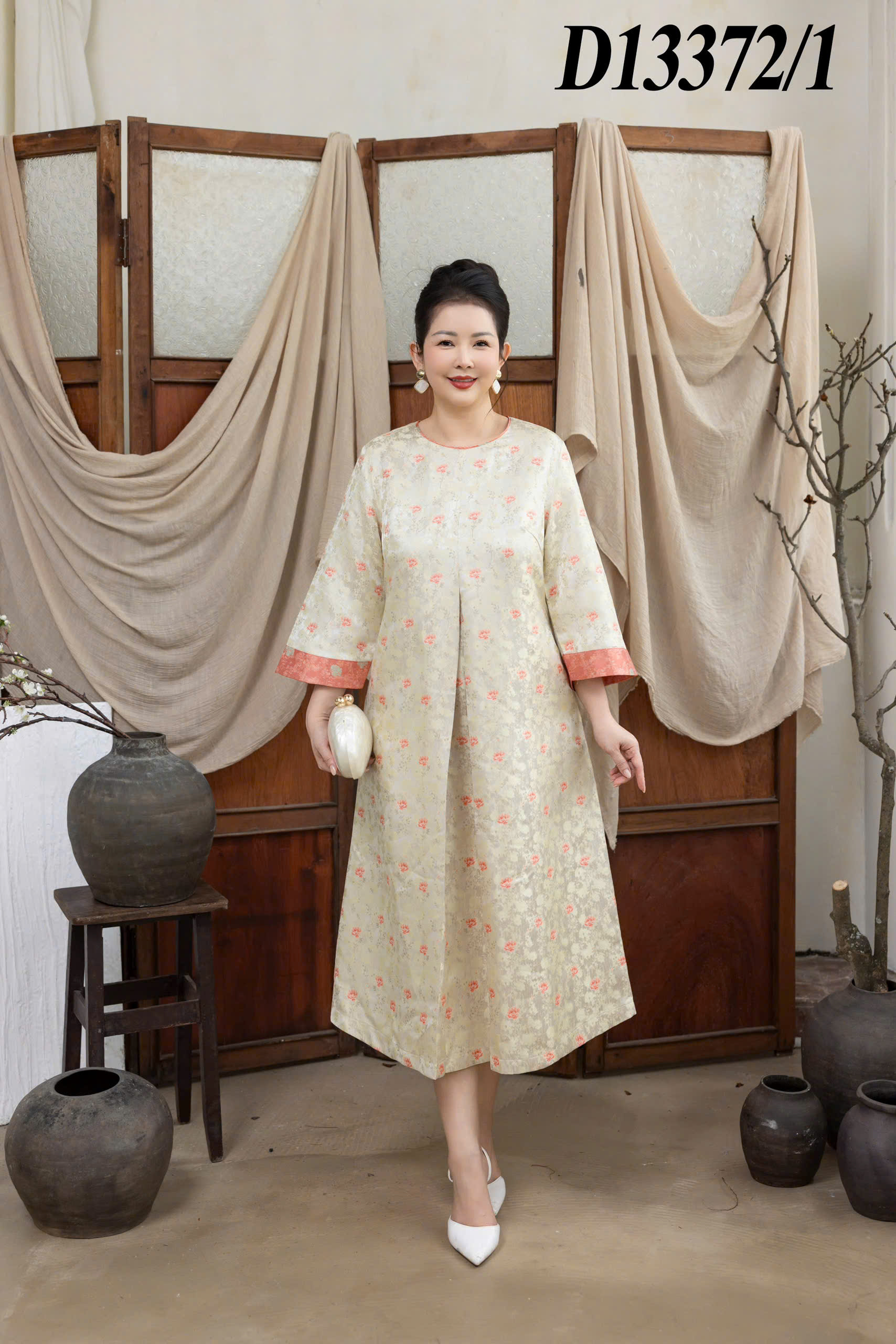 M COLLECTION | Váy Đầm Nữ Trung Niên Tặng Mẹ Cổ Tròn Vải Gấm Hoa Taffta Tay Dài Đi Tiệc D13372LW01