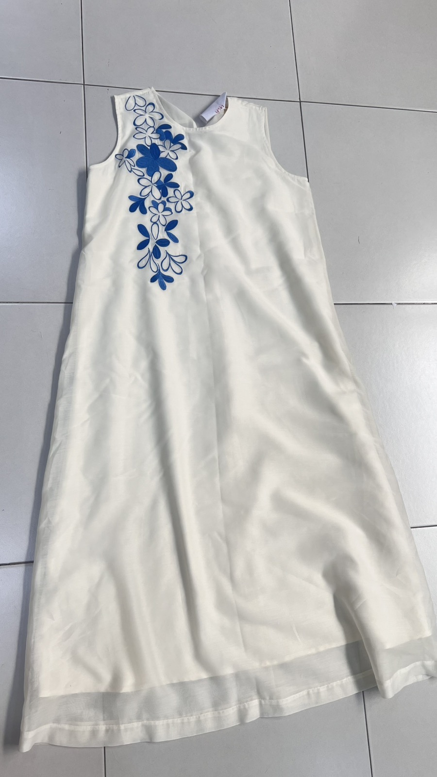 SWANLAKE | Váy Đầm Nữ Maxi Phom Suông Sát Nách Cổ Tròn Vải Tơ Hai Lớp Thêu Hoa Thanh Lịch D13453LW01