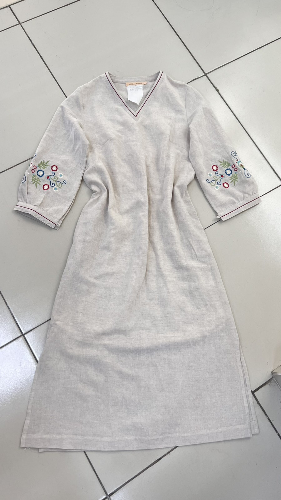 SWANLAKE | Váy Đầm Nữ Midi Suông Cổ Chữ V Tay Lỡ Thêu Hoa Vải Linen Xẻ Tà Thanh Lịch D13485LW01