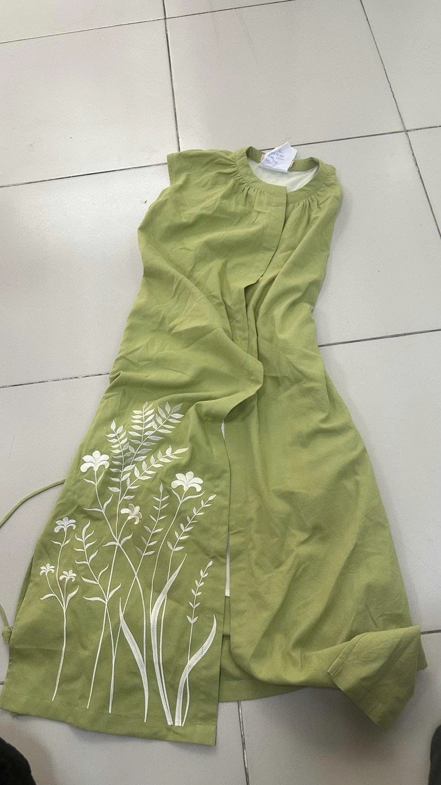 SWANLAKE | Váy Đầm Nữ Midi Cổ Chữ V Dây Thắt Eo Vải Linen Thêu Hoa Cài Nút Xẻ Tà Đi Biển D13519LW01