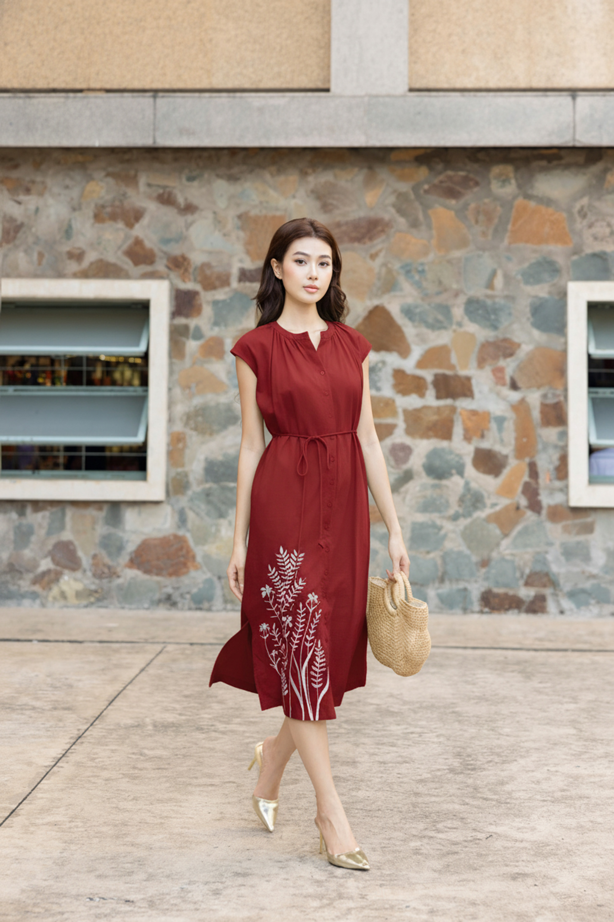 SWANLAKE | Váy Đầm Nữ Midi Cổ Chữ V Dây Thắt Eo Vải Linen Thêu Hoa Cài Nút Xẻ Tà Đi Biển D13519LW01