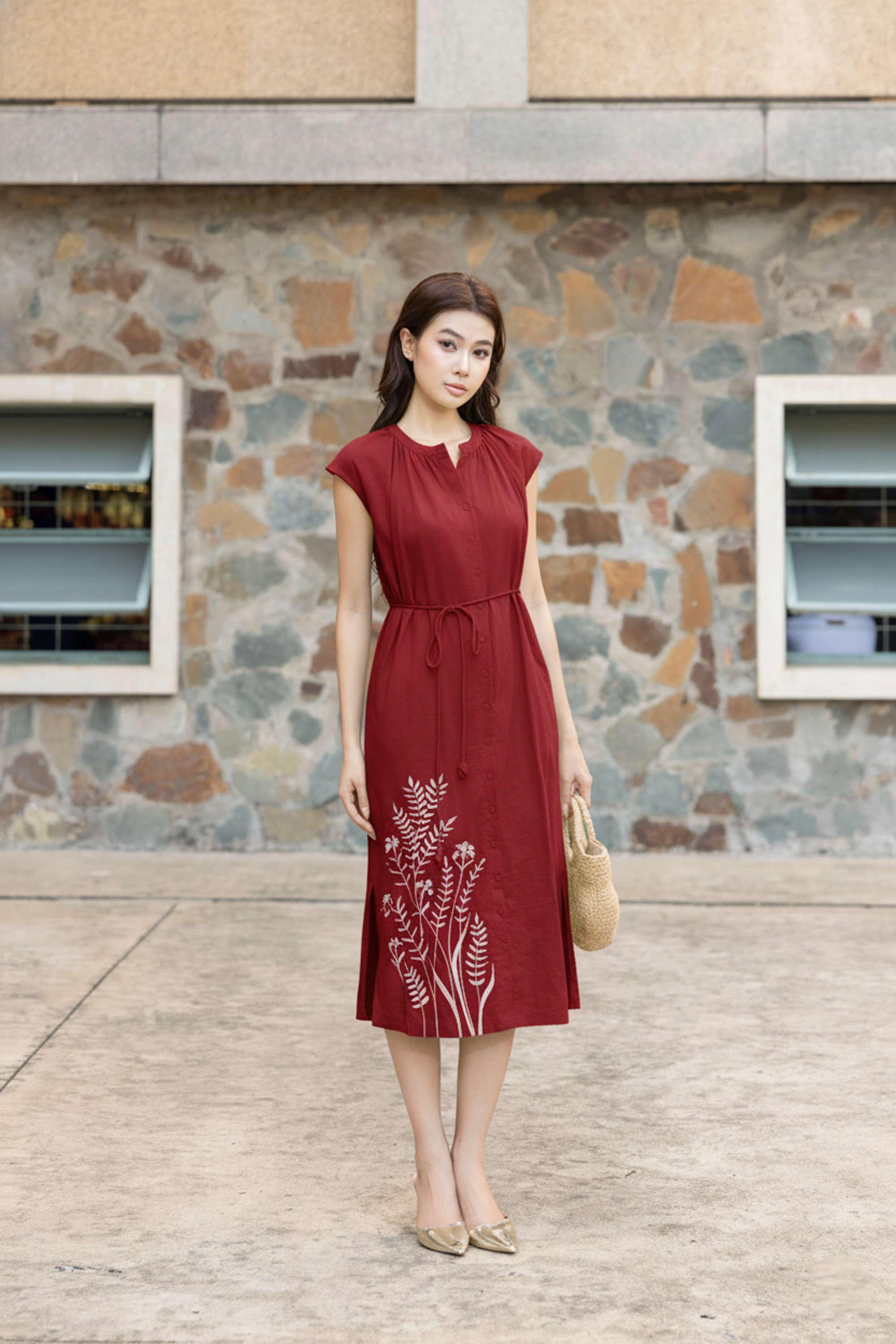 SWANLAKE | Váy Đầm Nữ Midi Cổ Chữ V Dây Thắt Eo Vải Linen Thêu Hoa Cài Nút Xẻ Tà Đi Biển D13519LW01