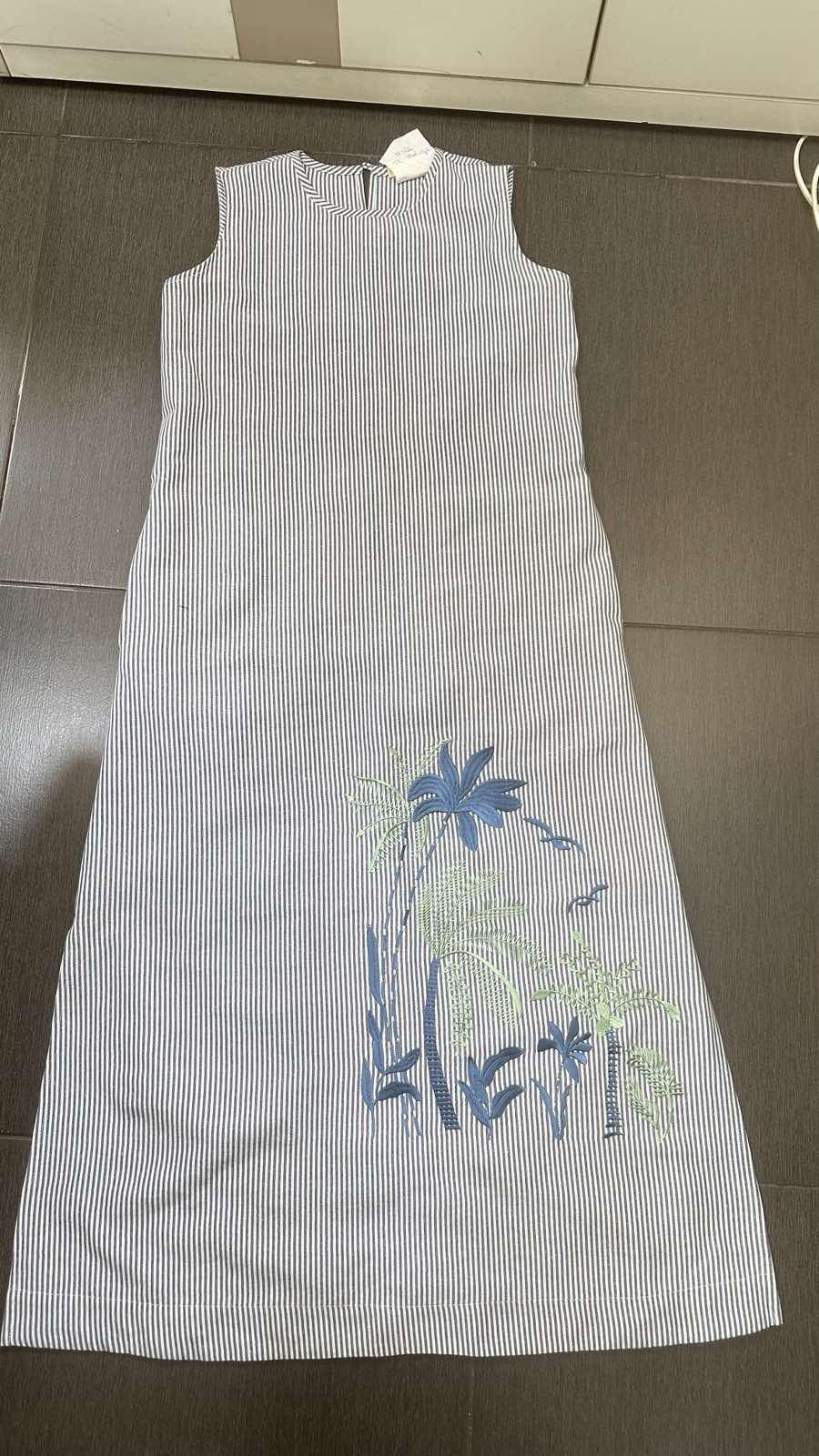SWANLAKE | Váy Đầm Nữ Suông Sát Nách Vải Cotton Sọc Thêu Hoa Cổ Tròn Dạo Phố Du Lịch Hè D13550LW01
