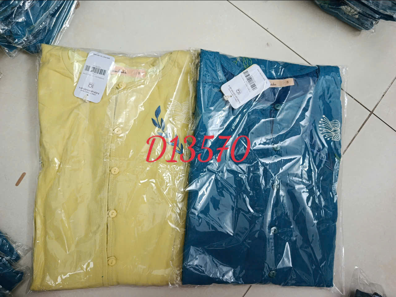 SWANLAKE | Váy Đầm Nữ Maxi Suông Tay Ngắn Cổ Tròn Cài Nút Vải Linen Thêu Hoa Có Túi Công Sở D13570LW01