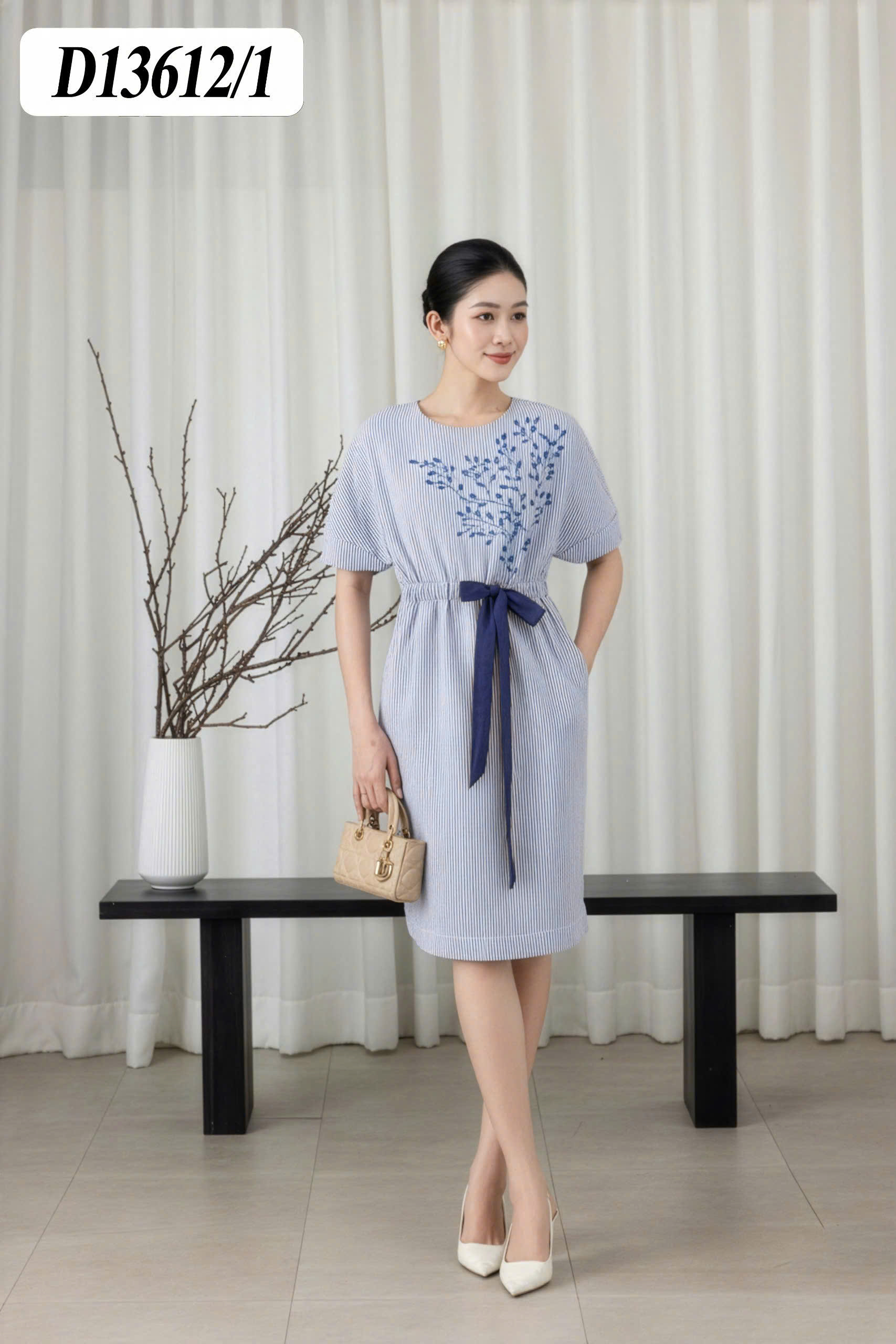 SWANLAKE | Váy Đầm Nữ Midi Tay Ngắn Thêu Hoa Linen Sọc Cổ Tròn Dây Rút Thắt Eo Công Sở D13612LW01