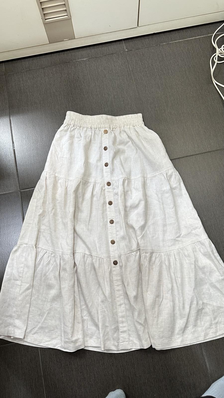 SWANLAKE | Chân Váy Nữ Dài Xòe Nhiều Tầng Lưng Thun Vải Linen Đính Nút Công Sở Thanh Lịch V13795LW01