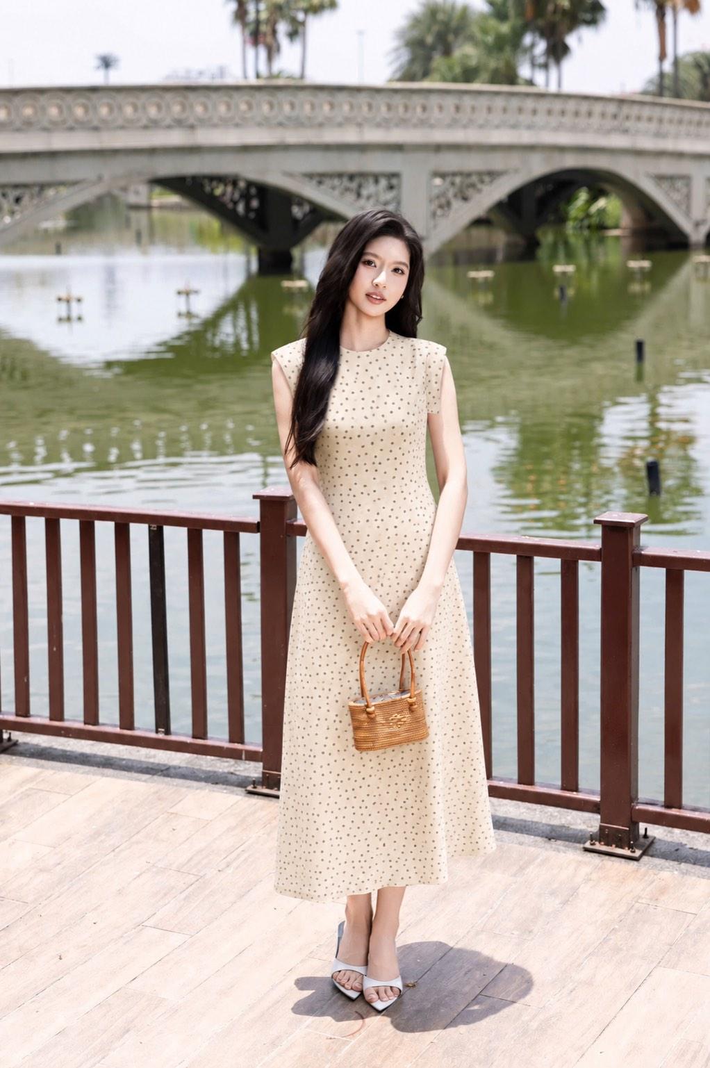SWANLAKE | Váy Đầm Nữ Dài Dáng Suông Sát Nách Cổ Tròn Vải Đũi Xược Hoa Nhí Xẻ Tà Thanh Lịch D13843LW01