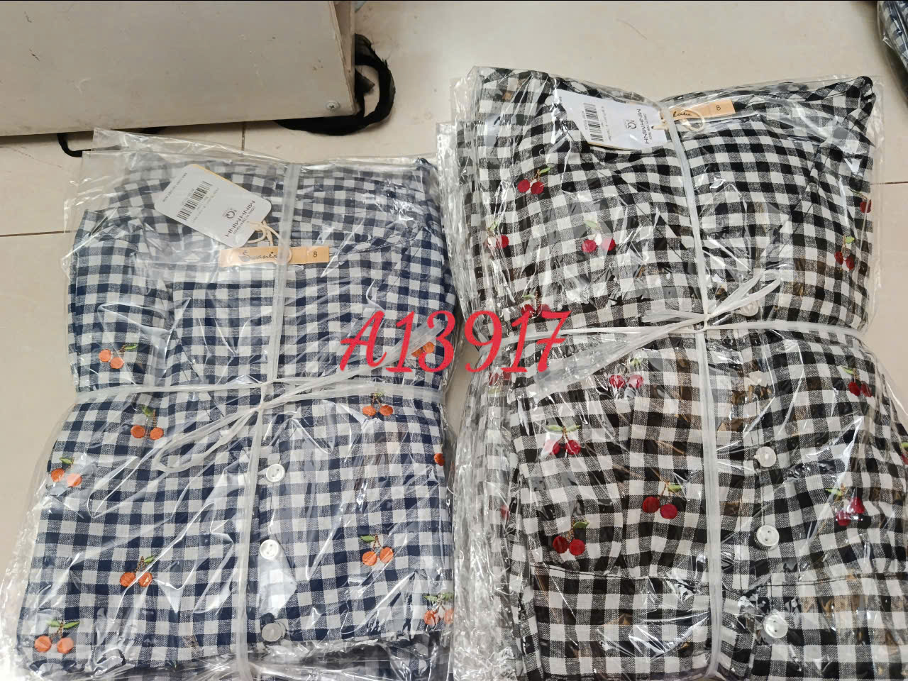 SWANLAKE | Áo Kiểu Nữ Dáng Babydoll Kẻ Sọc Caro Cài Nút Cổ Chữ V Chất Linen Tay Ngắn Dạo Phố A13917LW01