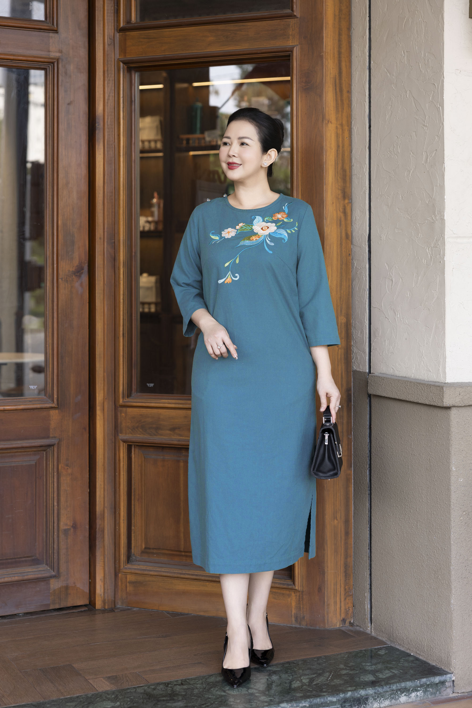 SWANLAKE | Váy Đầm Nữ Suông Vải Linen Thêu Hoa Cổ Tròn Tay Lỡ Có Túi Công Sở Thanh Lịch D13239LW01