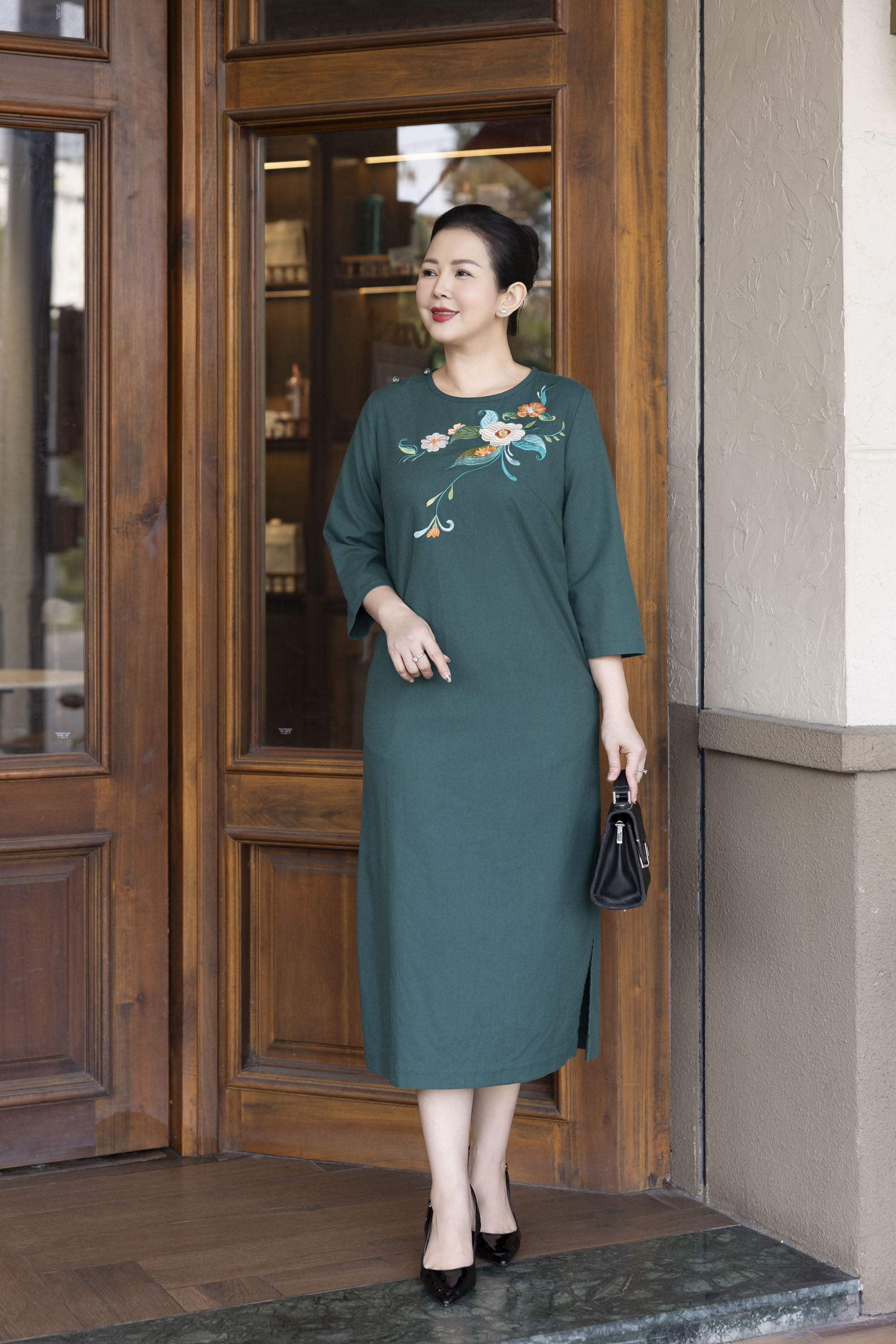 SWANLAKE | Váy Đầm Nữ Suông Vải Linen Thêu Hoa Cổ Tròn Tay Lỡ Có Túi Công Sở Thanh Lịch D13239LW01