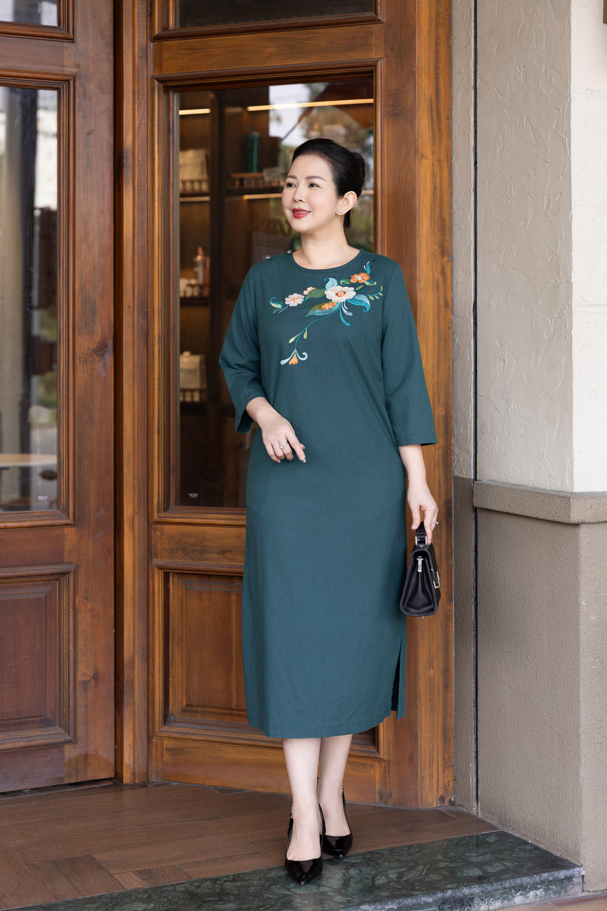SWANLAKE | Váy Đầm Nữ Suông Vải Linen Thêu Hoa Cổ Tròn Tay Lỡ Có Túi Công Sở Thanh Lịch D13239LW01