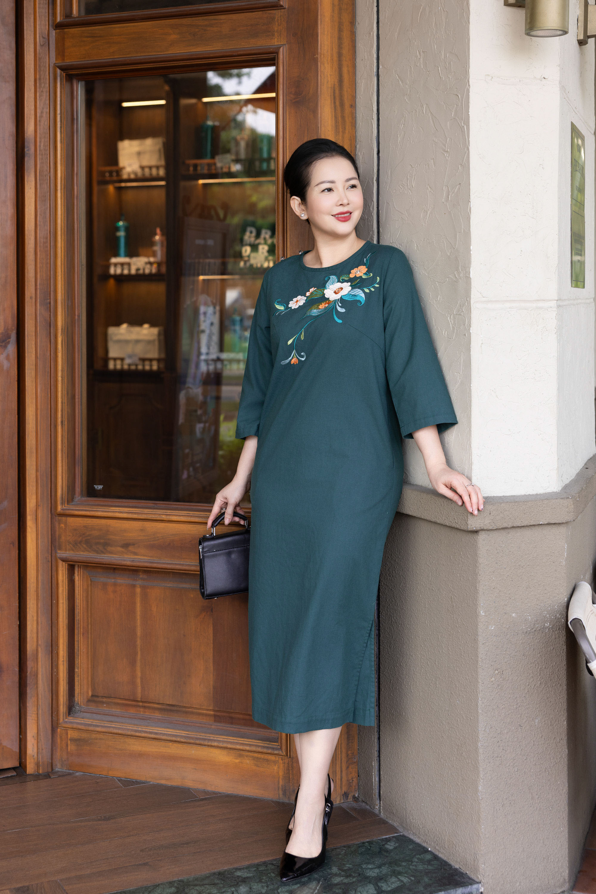 SWANLAKE | Váy Đầm Nữ Suông Vải Linen Thêu Hoa Cổ Tròn Tay Lỡ Có Túi Công Sở Thanh Lịch D13239LW01