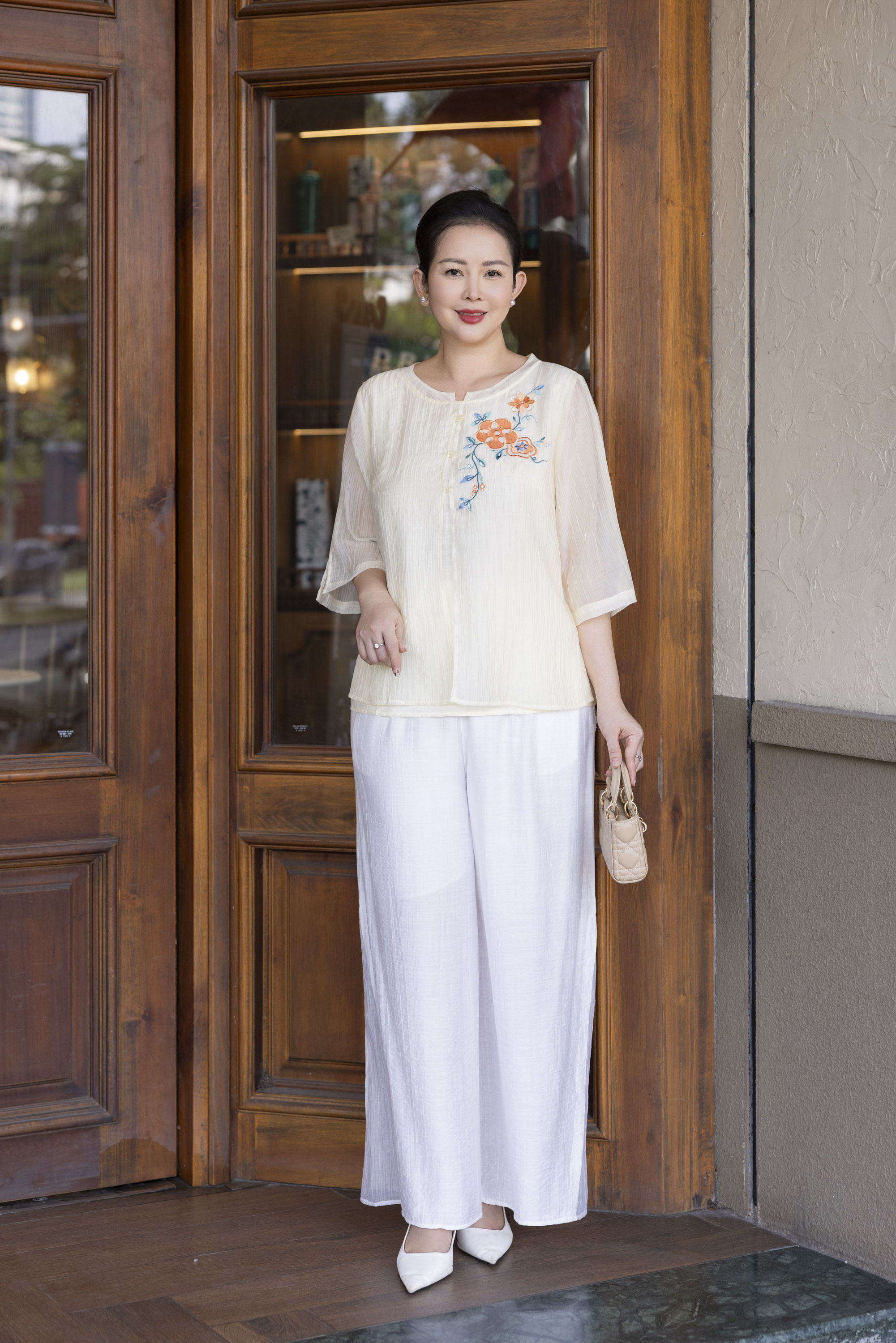 M COLLECTION | Áo Kiểu Nữ Trung Niên Tặng Mẹ Tơ Lót Lụa Hàn Thêu Hoa Cài Nút Tay Lỡ Xẻ 2 Mảnh A12848LW01