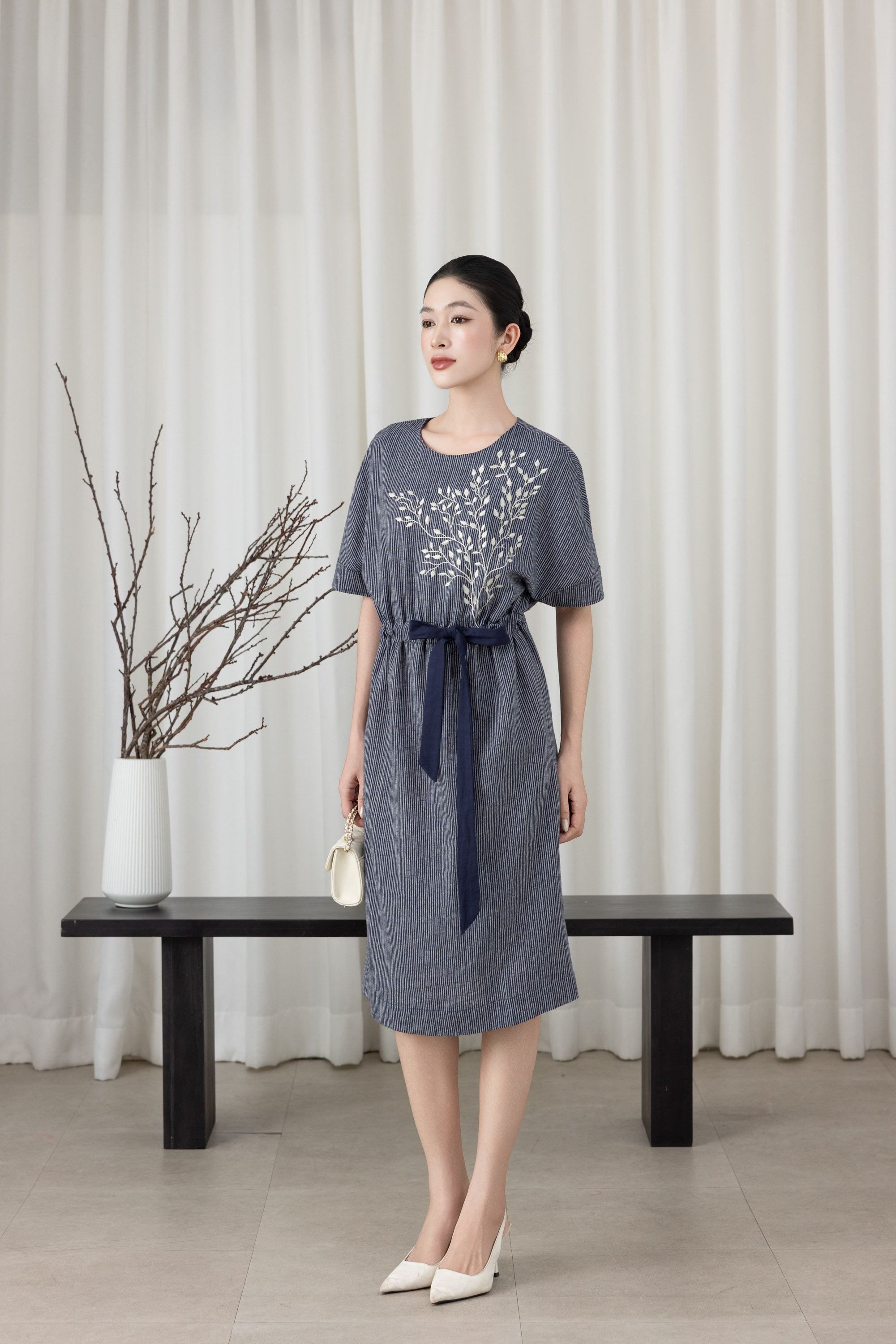 SWANLAKE | Váy Đầm Nữ Midi Tay Ngắn Thêu Hoa Linen Sọc Cổ Tròn Dây Rút Thắt Eo Công Sở D13612LW01