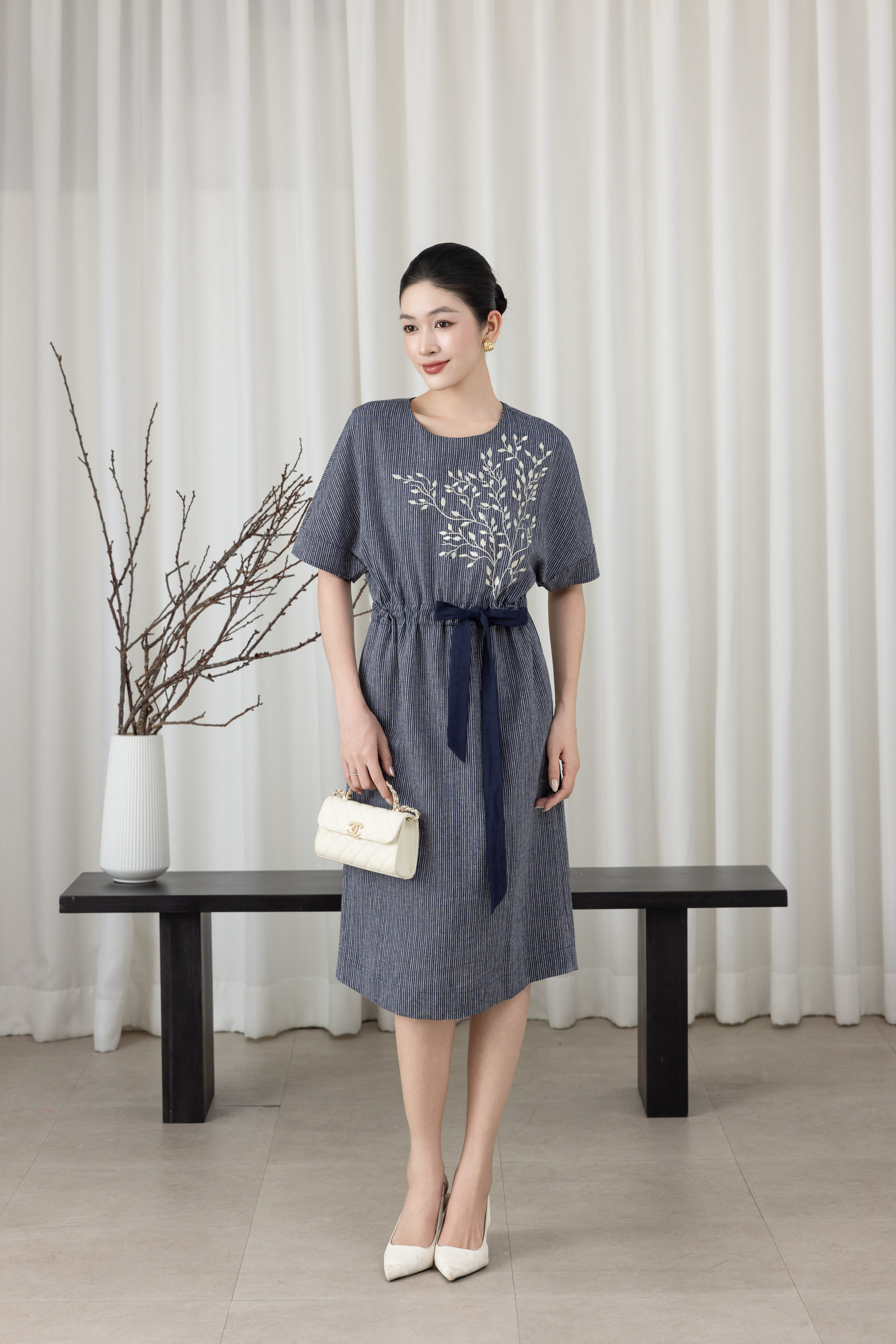 SWANLAKE | Váy Đầm Nữ Midi Tay Ngắn Thêu Hoa Linen Sọc Cổ Tròn Dây Rút Thắt Eo Công Sở D13612LW01