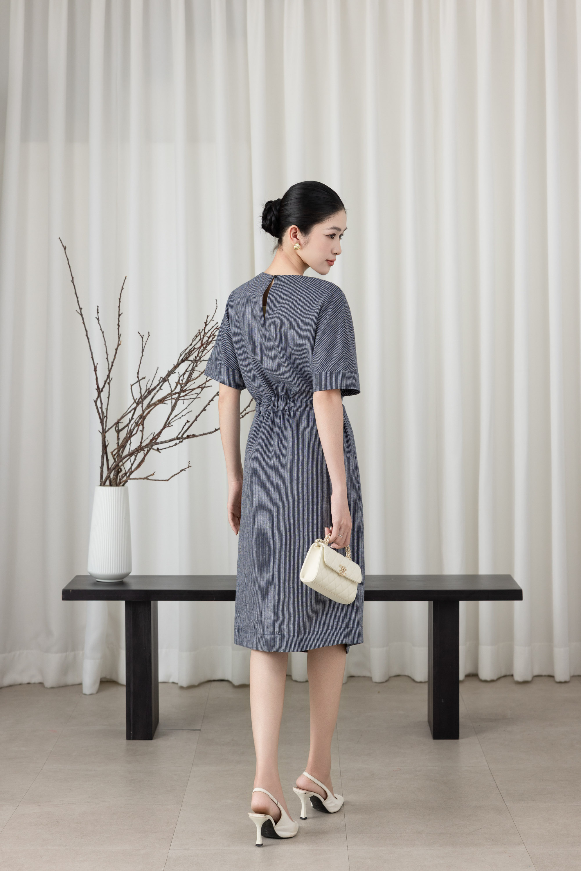 SWANLAKE | Váy Đầm Nữ Midi Tay Ngắn Thêu Hoa Linen Sọc Cổ Tròn Dây Rút Thắt Eo Công Sở D13612LW01