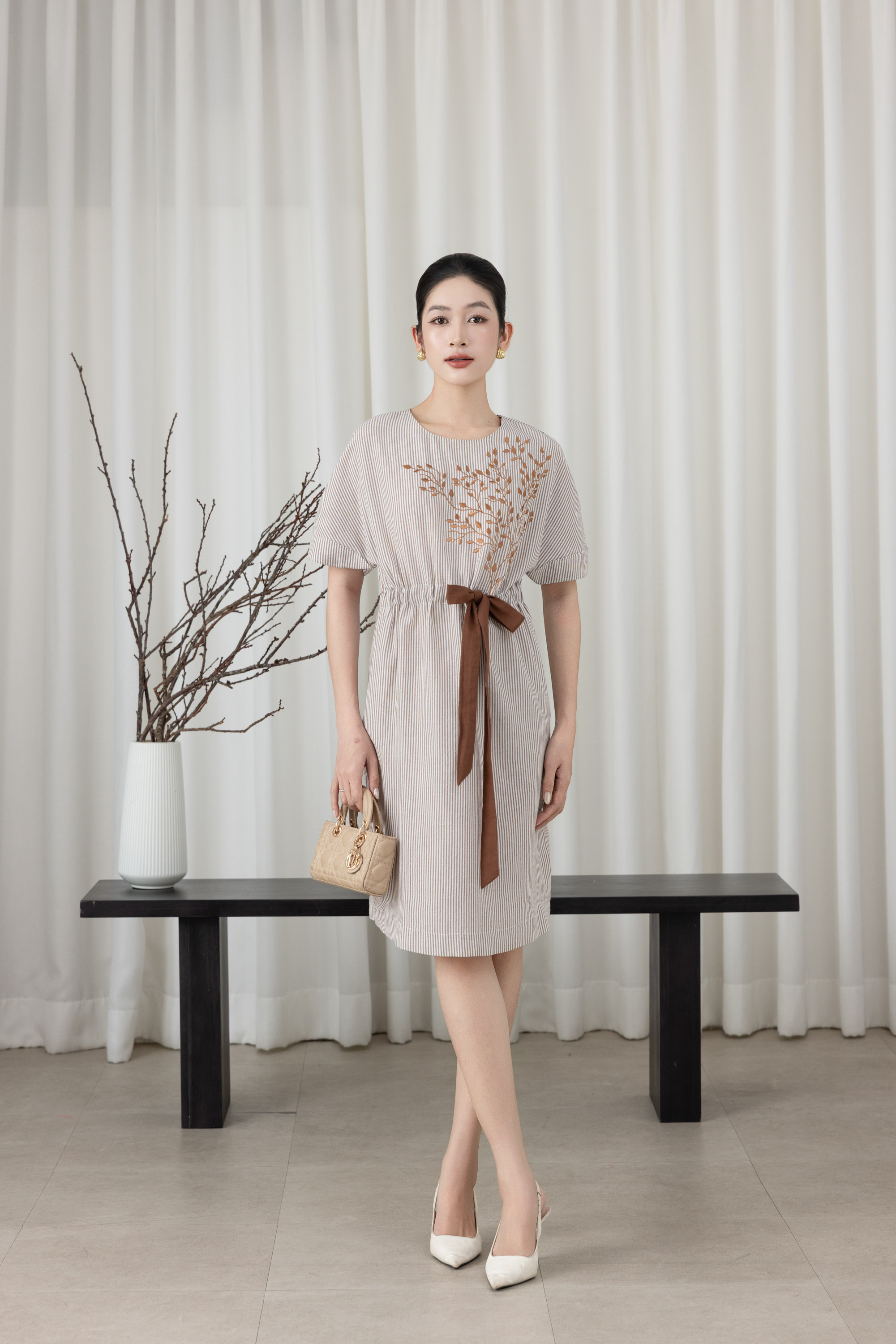 SWANLAKE | Váy Đầm Nữ Midi Tay Ngắn Thêu Hoa Linen Sọc Cổ Tròn Dây Rút Thắt Eo Công Sở D13612LW01