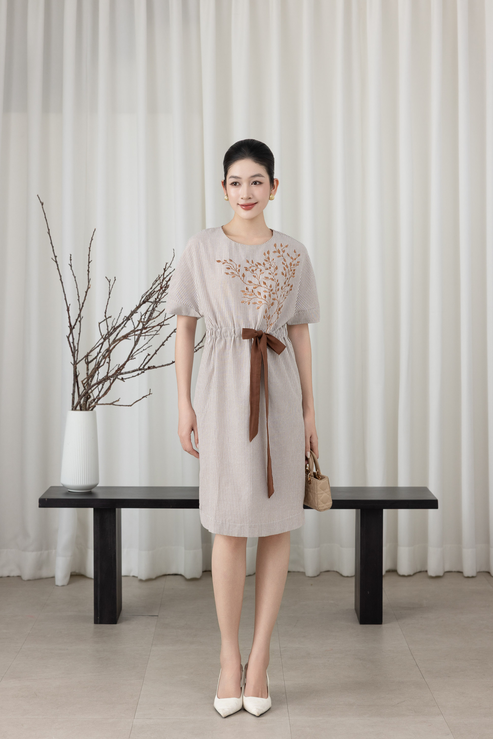 SWANLAKE | Váy Đầm Nữ Midi Tay Ngắn Thêu Hoa Linen Sọc Cổ Tròn Dây Rút Thắt Eo Công Sở D13612LW01