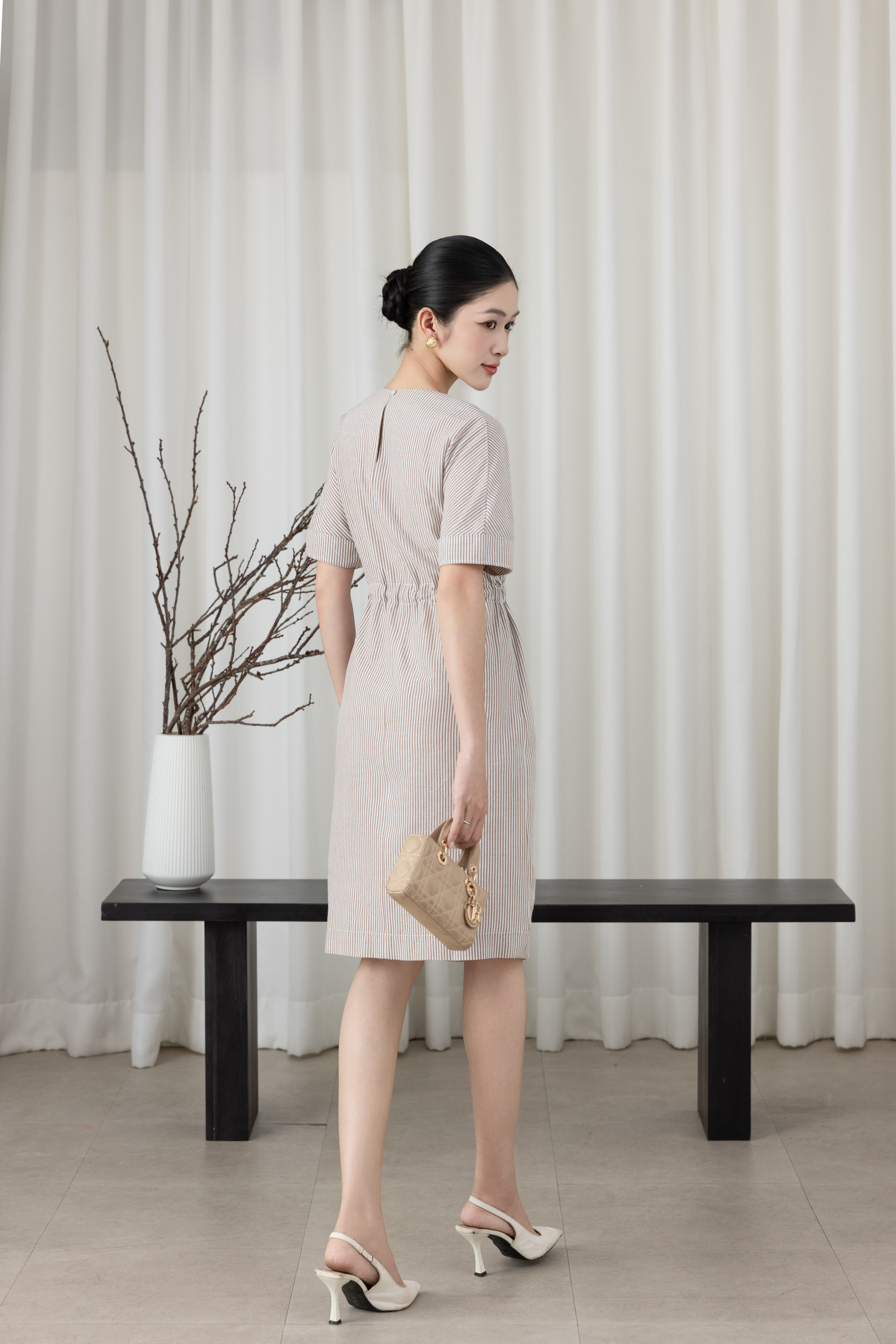 SWANLAKE | Váy Đầm Nữ Midi Tay Ngắn Thêu Hoa Linen Sọc Cổ Tròn Dây Rút Thắt Eo Công Sở D13612LW01