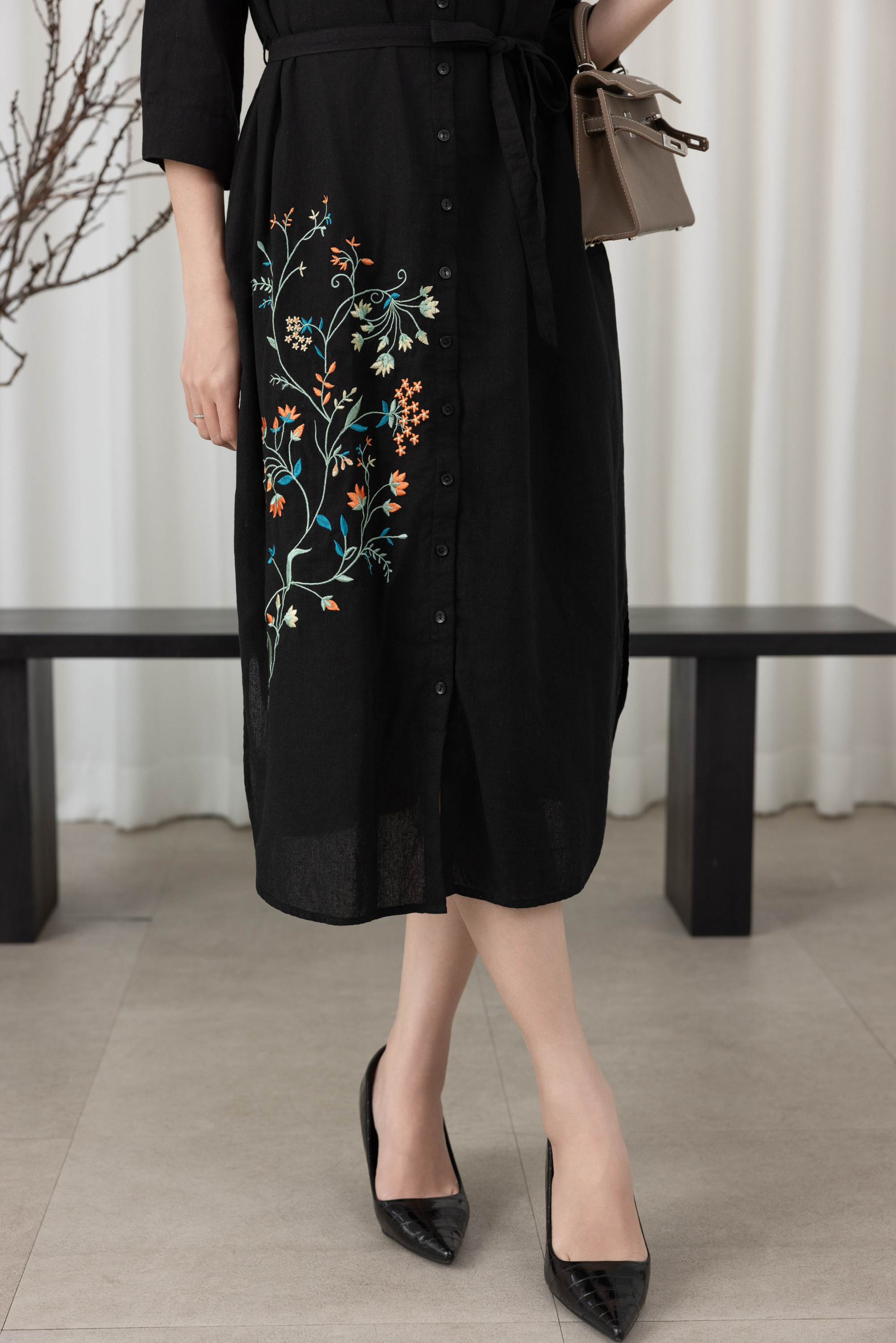 SWANLAKE | Váy Đầm Nữ Suông Vải Linen Thêu Hoa Cổ Sơ Mi Cài Nút Tay Lỡ Dây Thắt Eo Công Sở D13577LW01