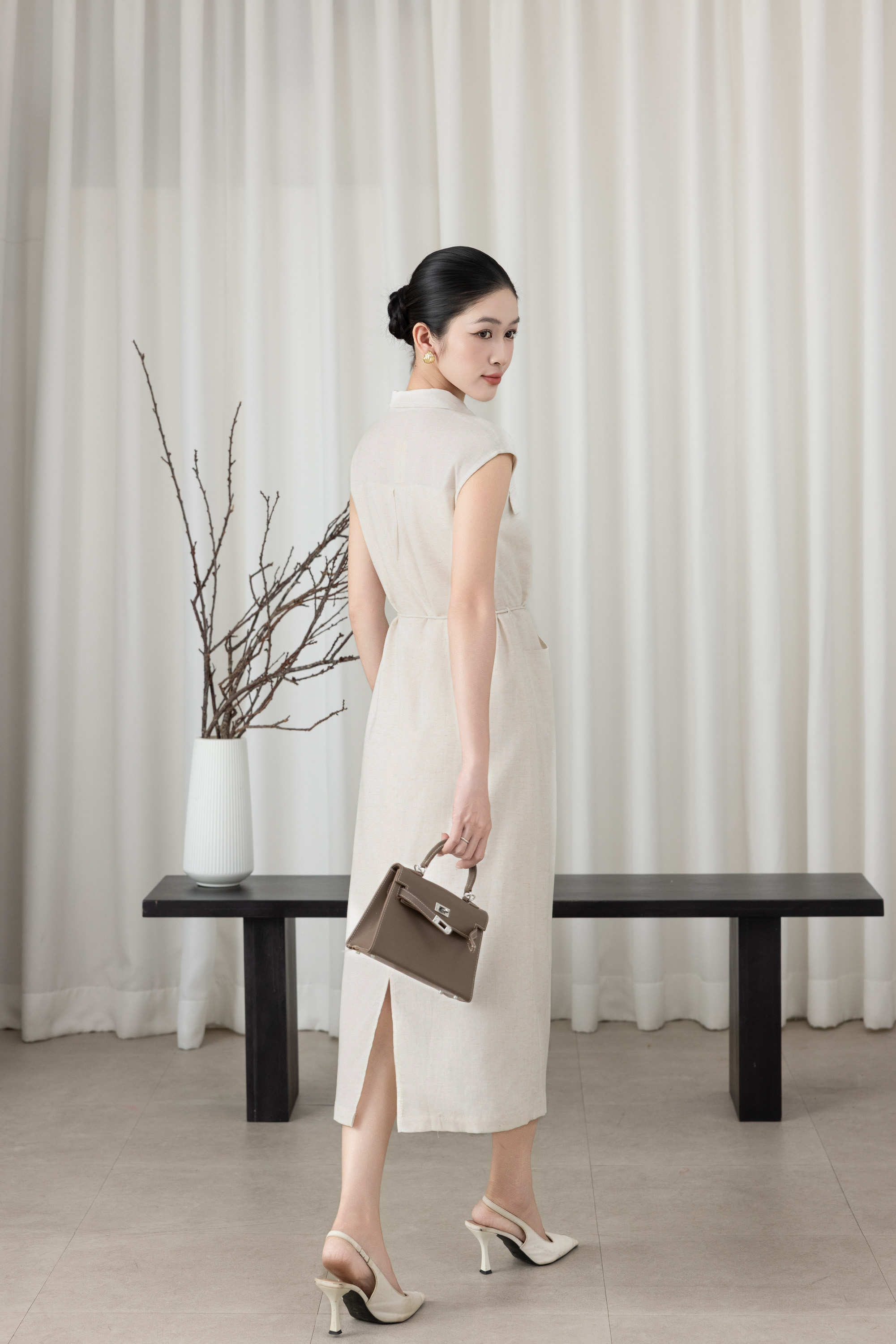 SWANLAKE | Váy Đầm Nữ Suông Vải Linen Cổ Sơ Mi Cài Nút Tay Hến Có Túi Dây Thắt Eo Công Sở D13644LW01