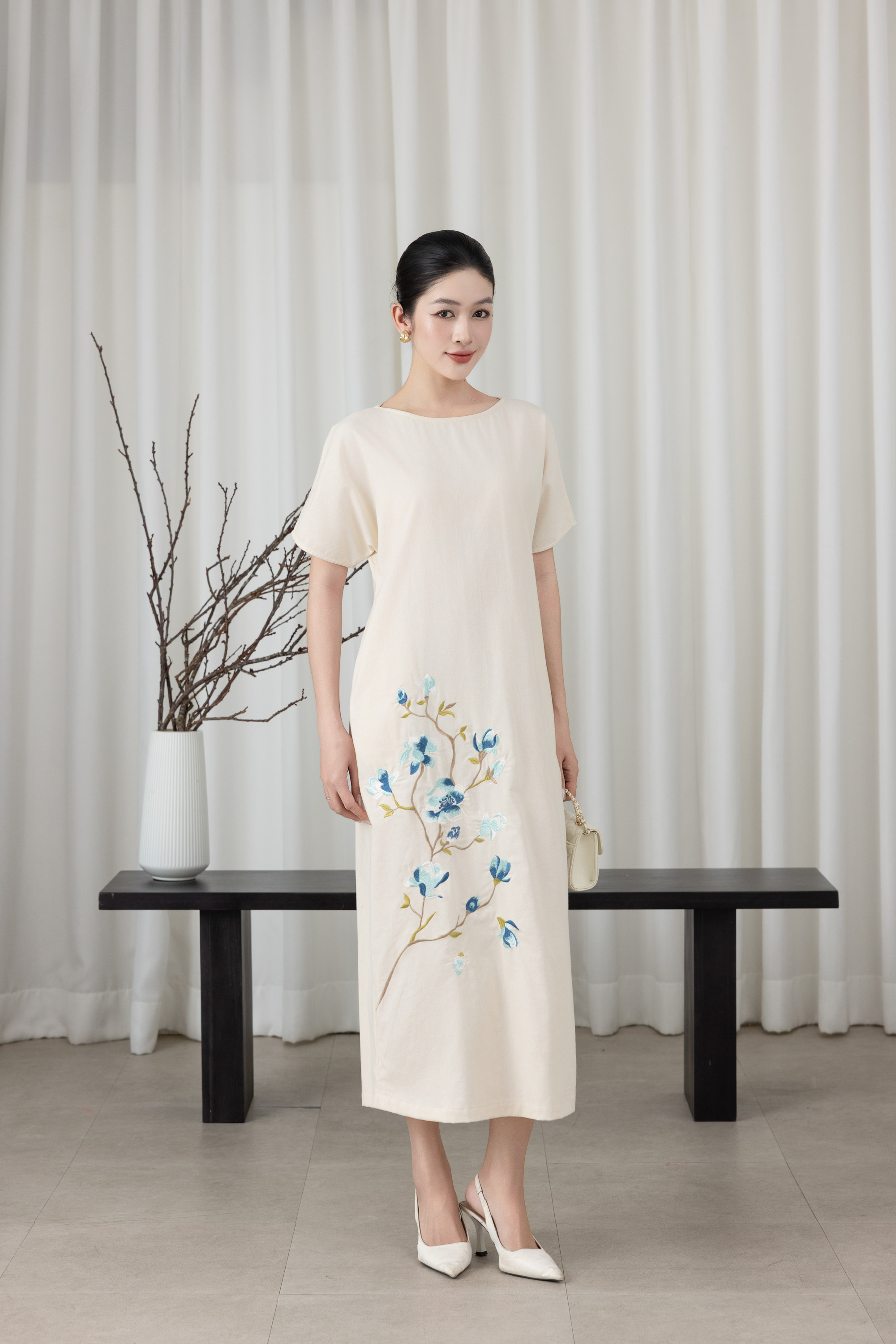 SWANLAKE | Váy Đầm Nữ Maxi Suông Tay Ngắn Cổ Tròn Vải Linen Thêu Hoa Có Túi Xẻ Tà Công Sở D13610LW01