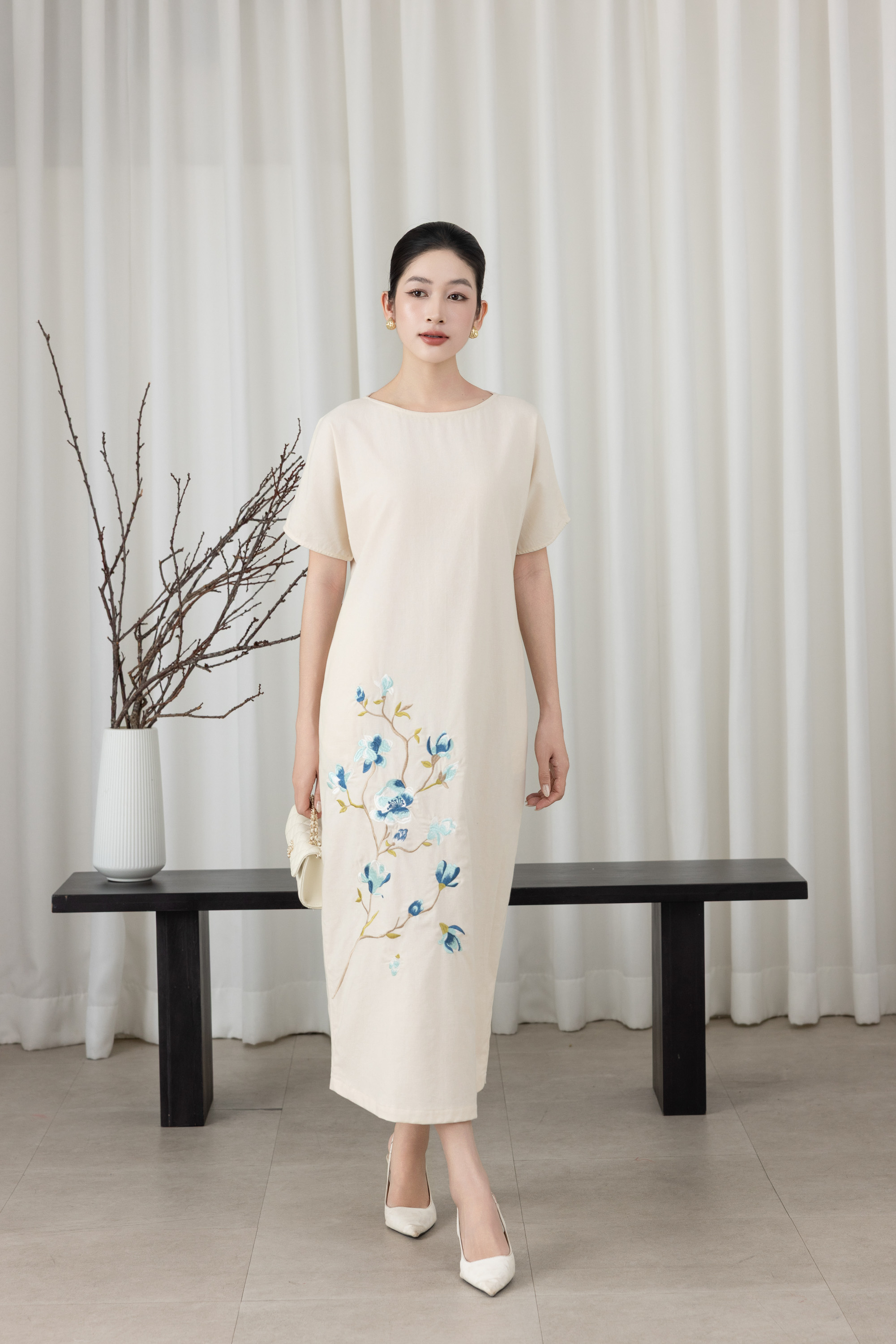 SWANLAKE | Váy Đầm Nữ Maxi Suông Tay Ngắn Cổ Tròn Vải Linen Thêu Hoa Có Túi Xẻ Tà Công Sở D13610LW01