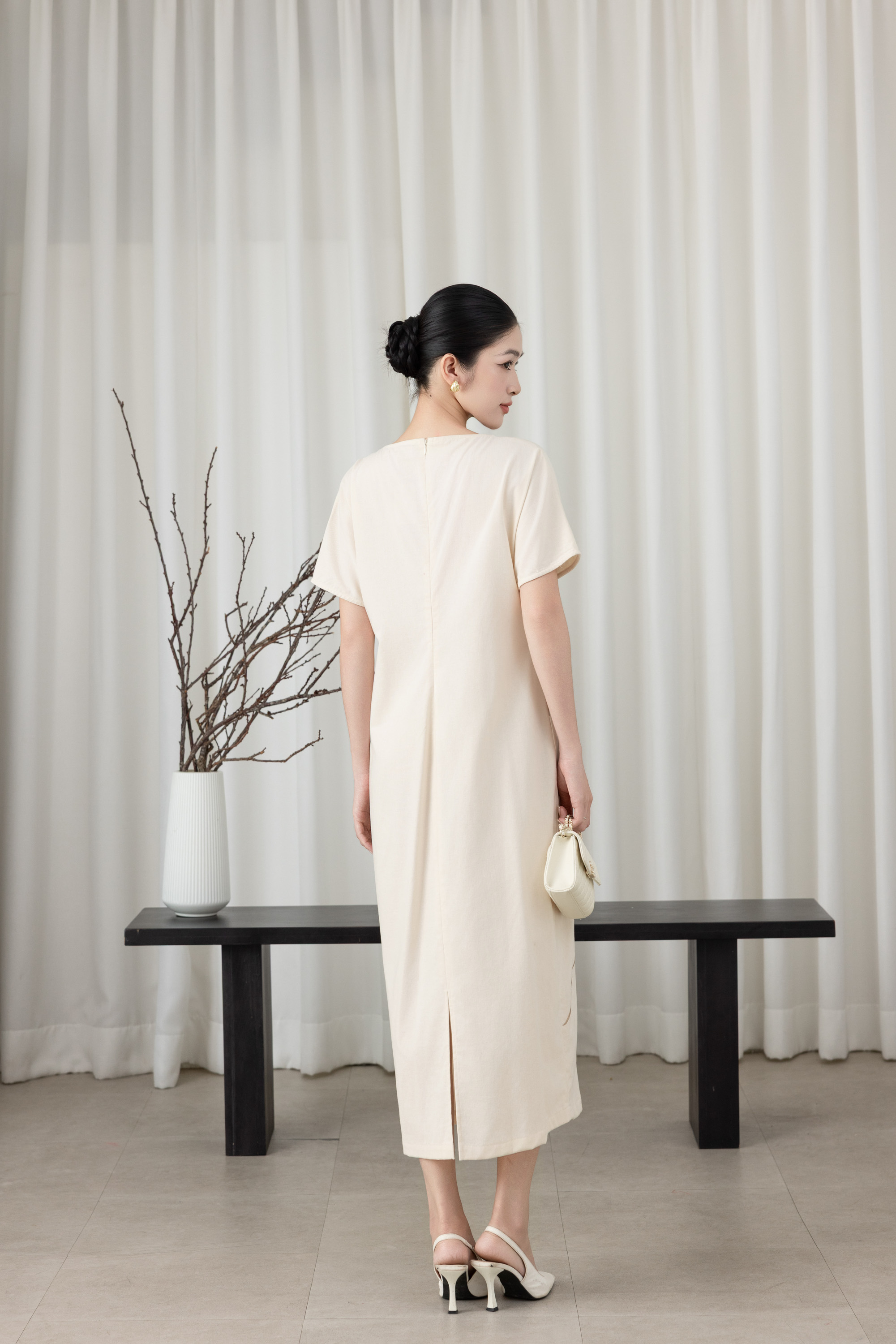 SWANLAKE | Váy Đầm Nữ Maxi Suông Tay Ngắn Cổ Tròn Vải Linen Thêu Hoa Có Túi Xẻ Tà Công Sở D13610LW01
