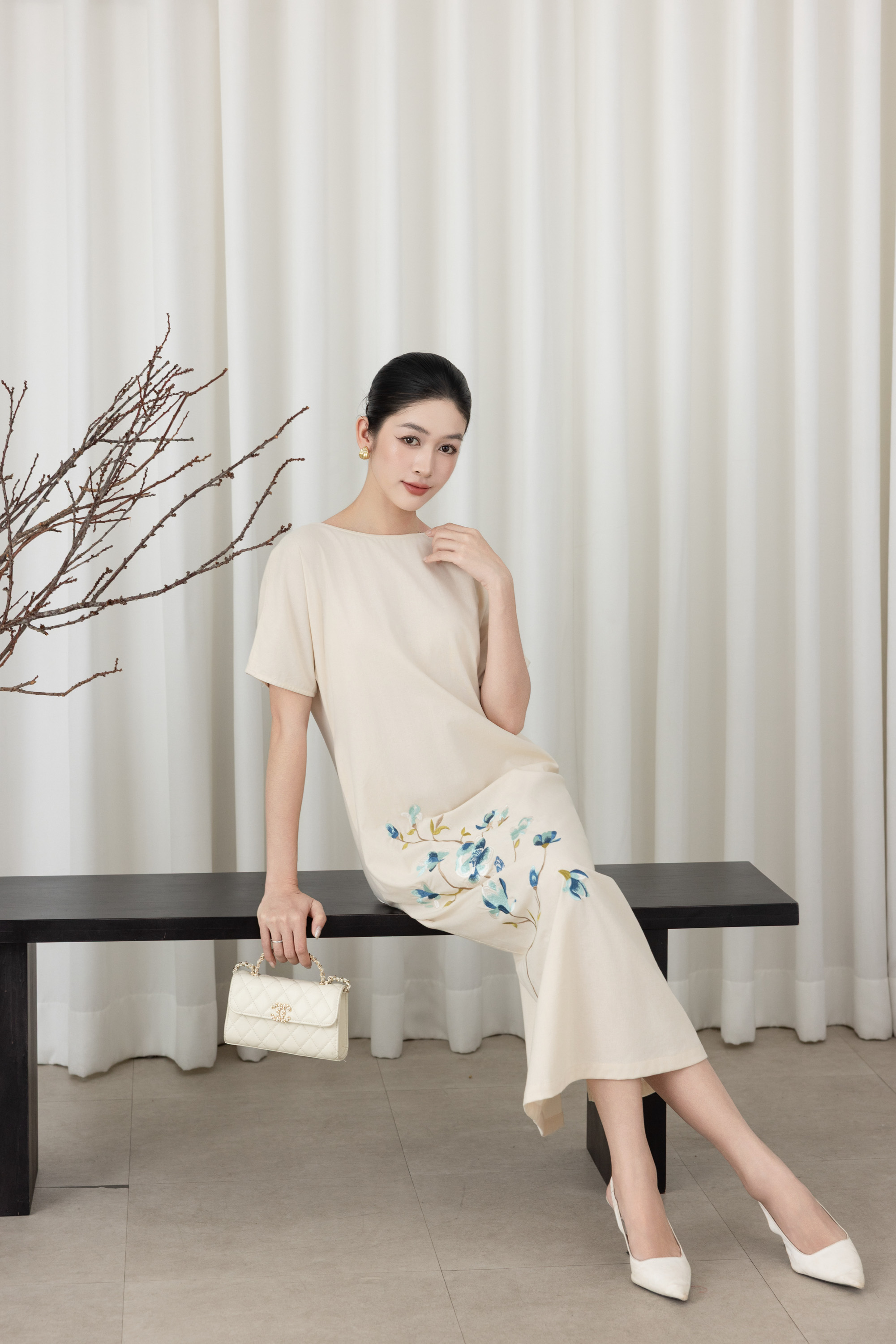 SWANLAKE | Váy Đầm Nữ Maxi Suông Tay Ngắn Cổ Tròn Vải Linen Thêu Hoa Có Túi Xẻ Tà Công Sở D13610LW01