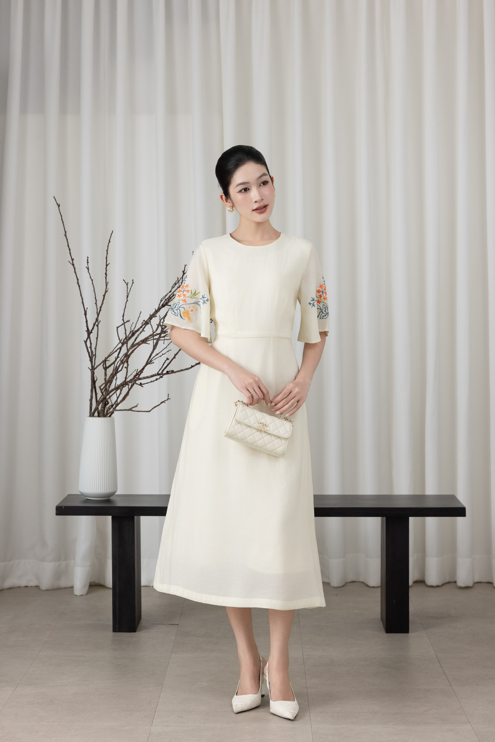SWANLAKE | Váy Đầm Nữ Cổ Tròn Tay Lỡ Cánh Tiên Chất Tơ Xốp Hai Lớp Thêu Hoa Chiết Eo Đi Tiệc D13571LW01