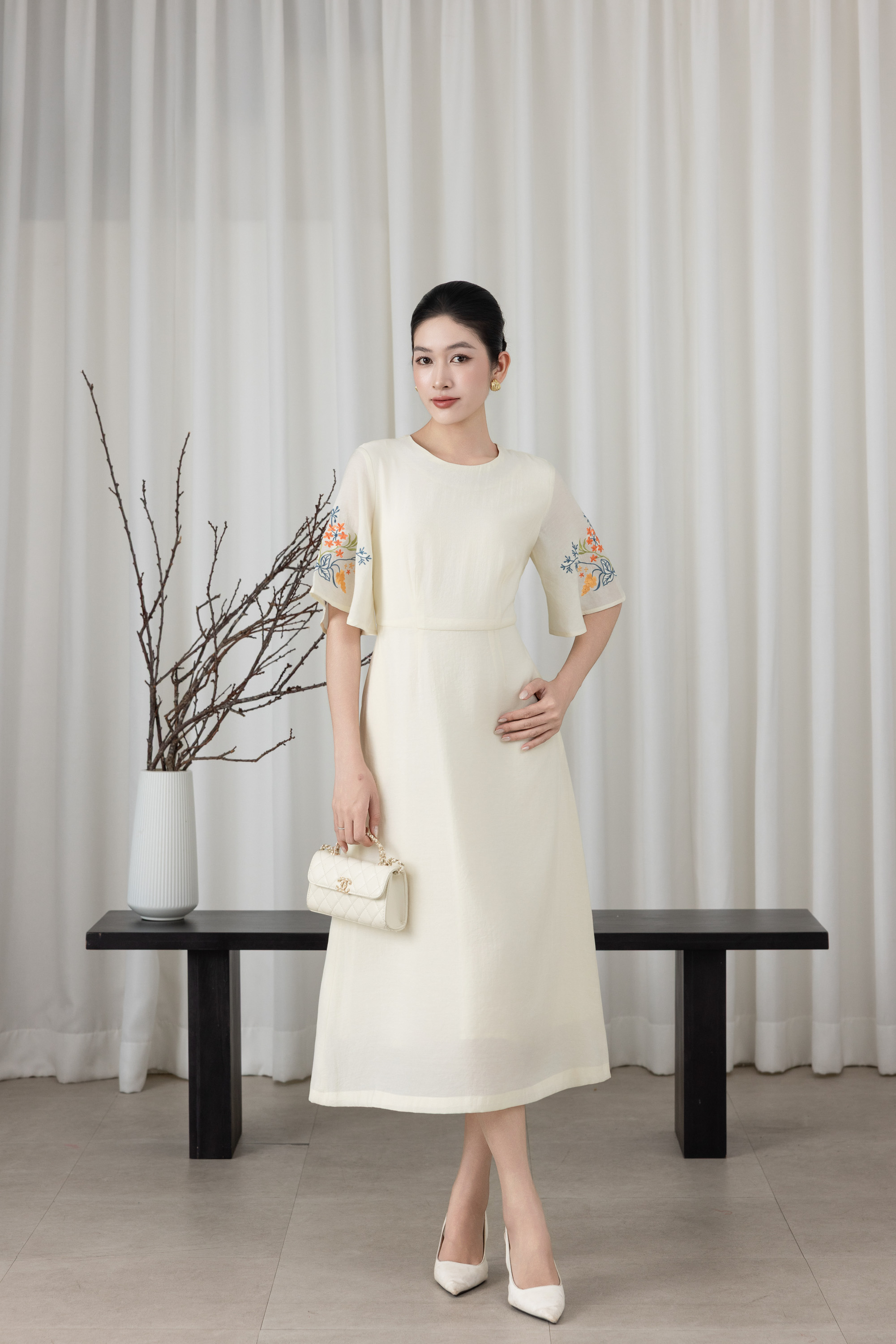 SWANLAKE | Váy Đầm Nữ Cổ Tròn Tay Lỡ Cánh Tiên Chất Tơ Xốp Hai Lớp Thêu Hoa Chiết Eo Đi Tiệc D13571LW01