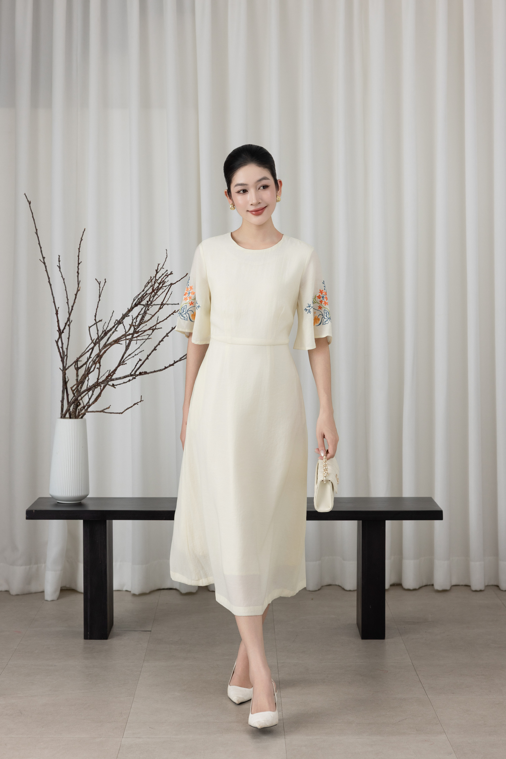 SWANLAKE | Váy Đầm Nữ Cổ Tròn Tay Lỡ Cánh Tiên Chất Tơ Xốp Hai Lớp Thêu Hoa Chiết Eo Đi Tiệc D13571LW01