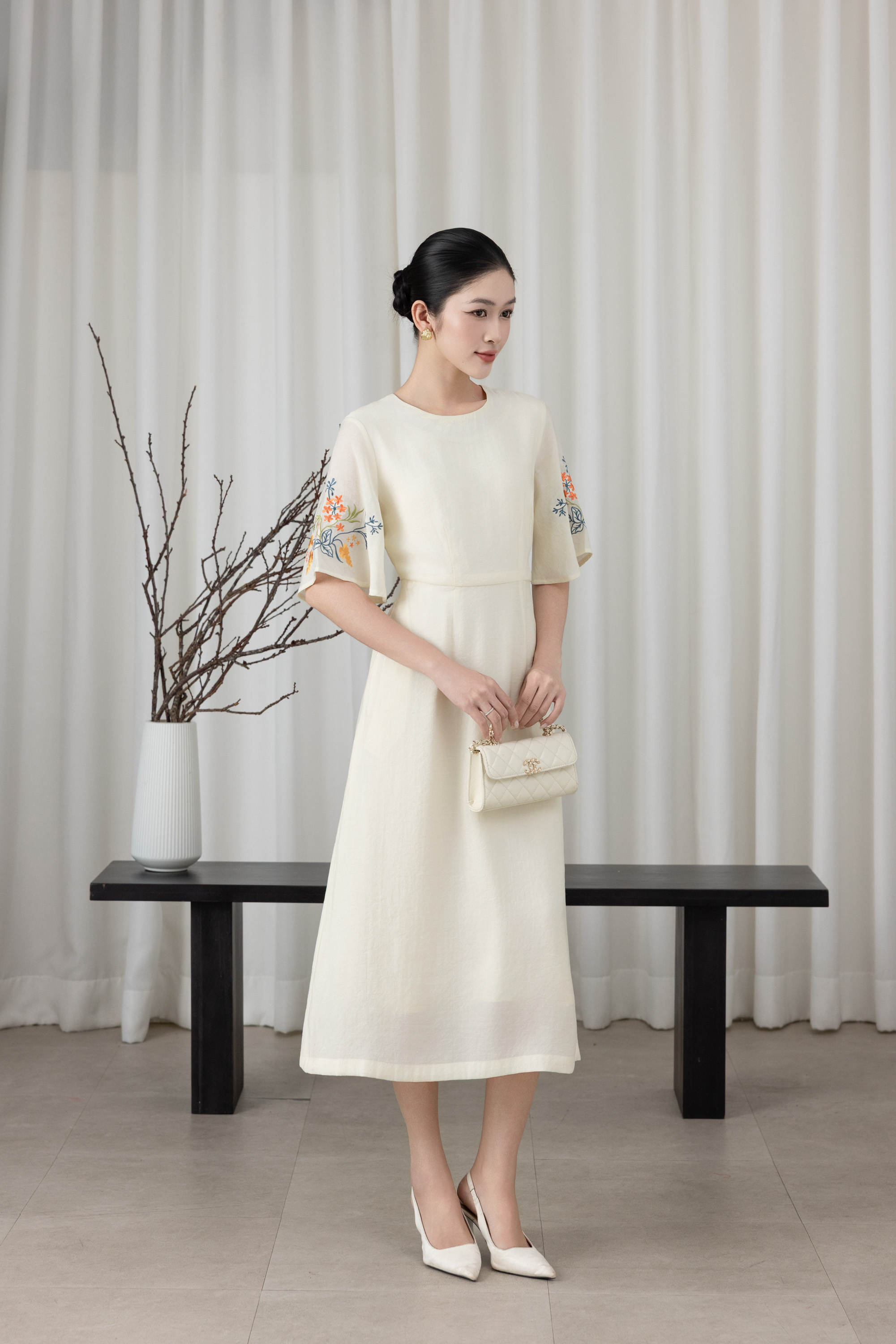 SWANLAKE | Váy Đầm Nữ Cổ Tròn Tay Lỡ Cánh Tiên Chất Tơ Xốp Hai Lớp Thêu Hoa Chiết Eo Đi Tiệc D13571LW01