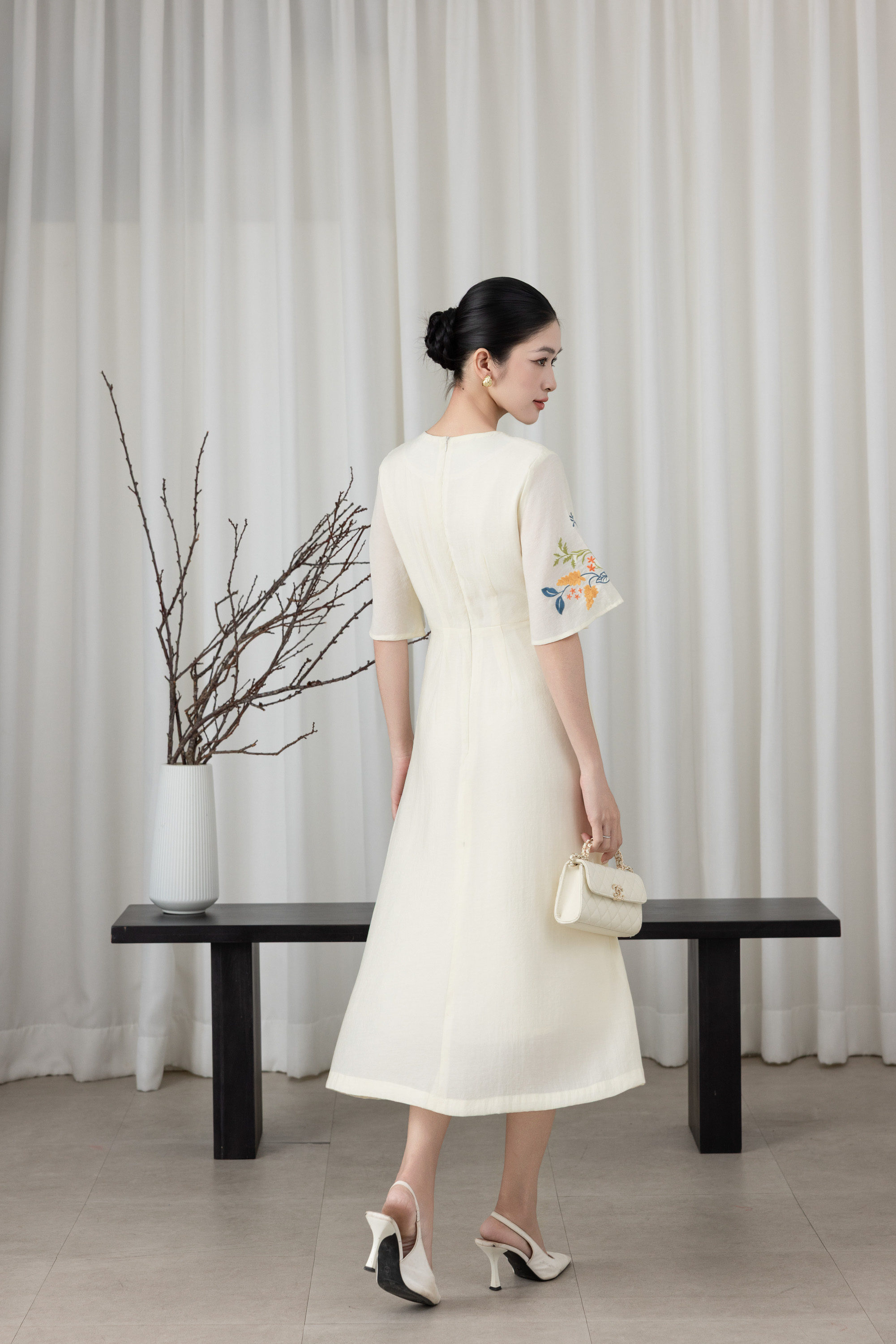 SWANLAKE | Váy Đầm Nữ Cổ Tròn Tay Lỡ Cánh Tiên Chất Tơ Xốp Hai Lớp Thêu Hoa Chiết Eo Đi Tiệc D13571LW01
