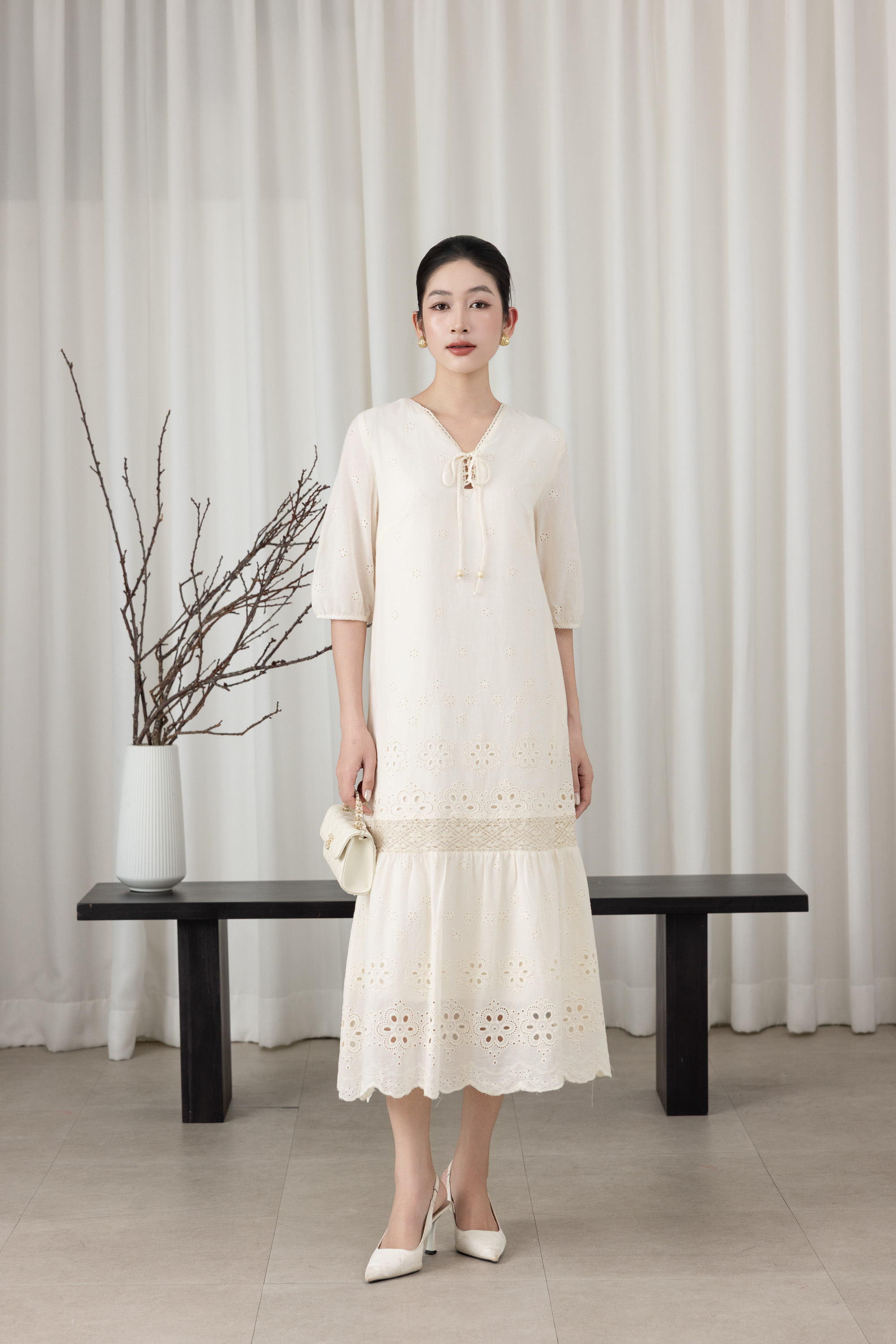 SWANLAKE | Váy Đầm Nữ Maxi Đuôi Cá Ren Vải Cotton Thêu Đục Lỗ Cổ Chữ V Tay Lỡ Dạo Phố D13661LW01