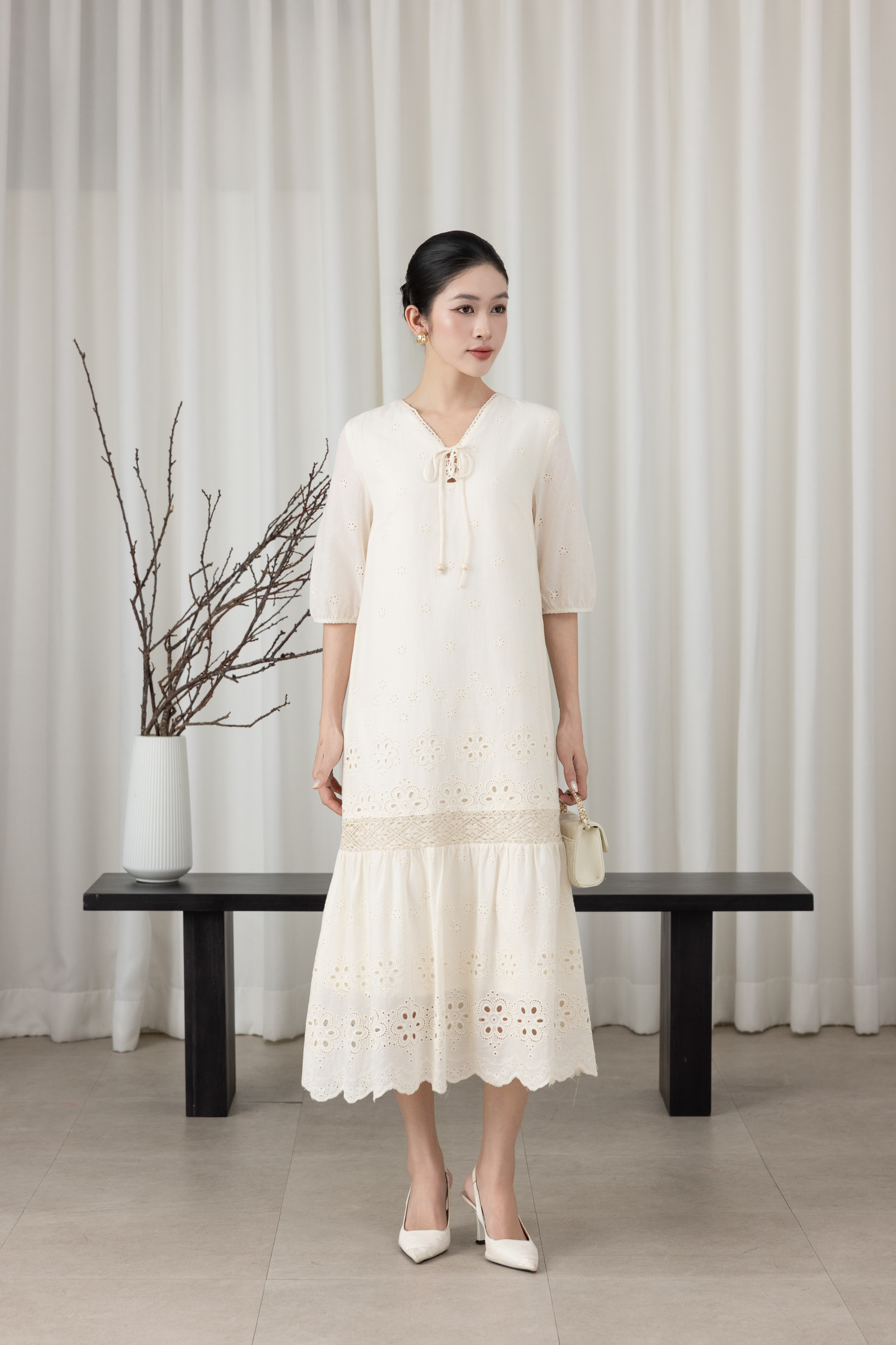 SWANLAKE | Váy Đầm Nữ Maxi Đuôi Cá Ren Vải Cotton Thêu Đục Lỗ Cổ Chữ V Tay Lỡ Dạo Phố D13661LW01