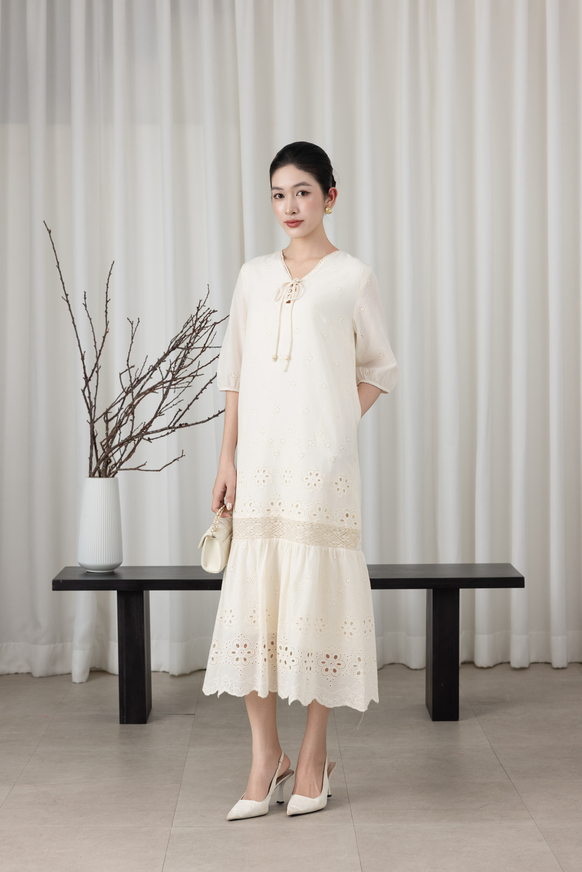 SWANLAKE | Váy Đầm Nữ Maxi Đuôi Cá Ren Vải Cotton Thêu Đục Lỗ Cổ Chữ V Tay Lỡ Dạo Phố D13661LW01